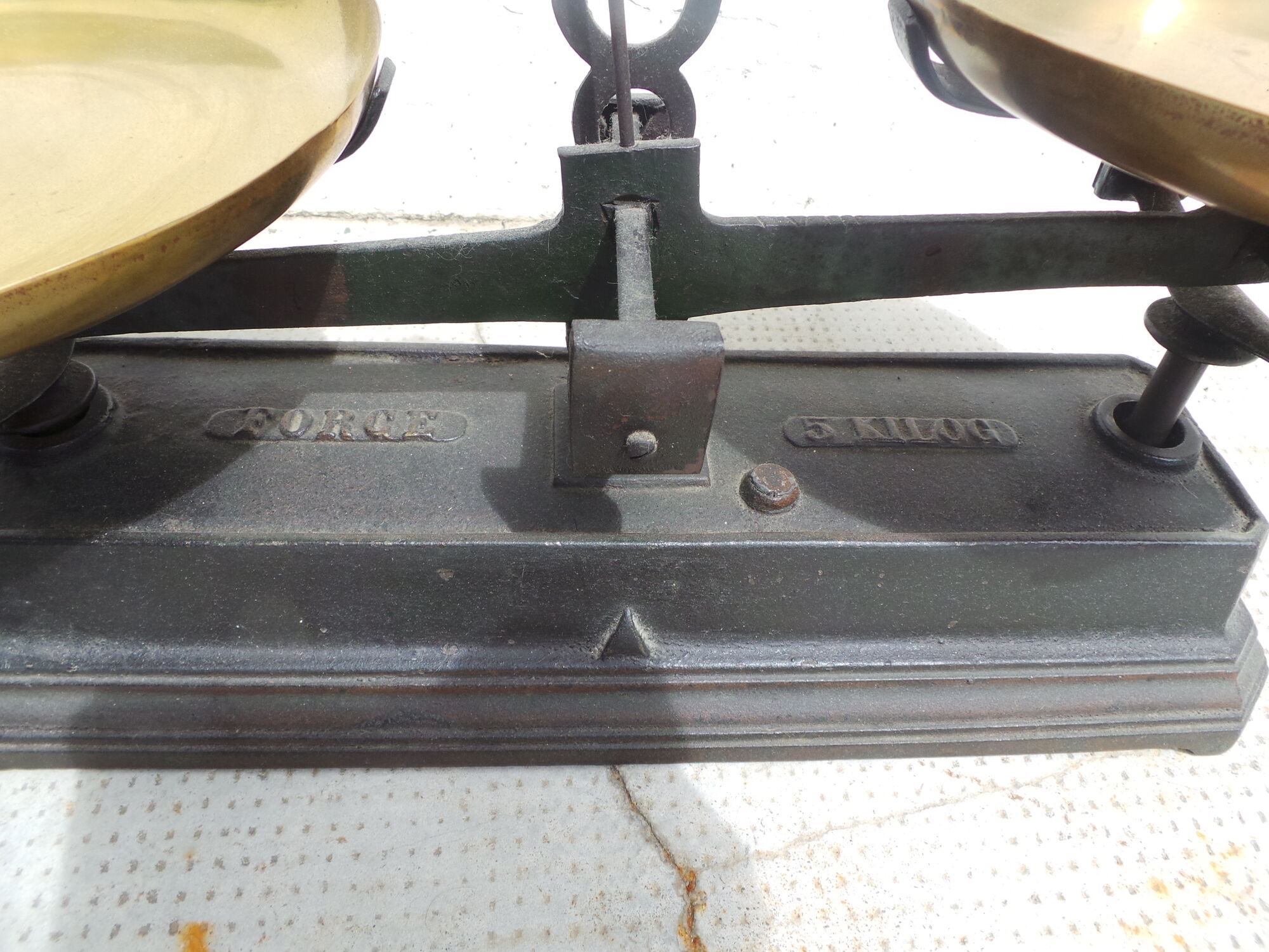 Old cast iron scale and brass trays force 5 kilos
