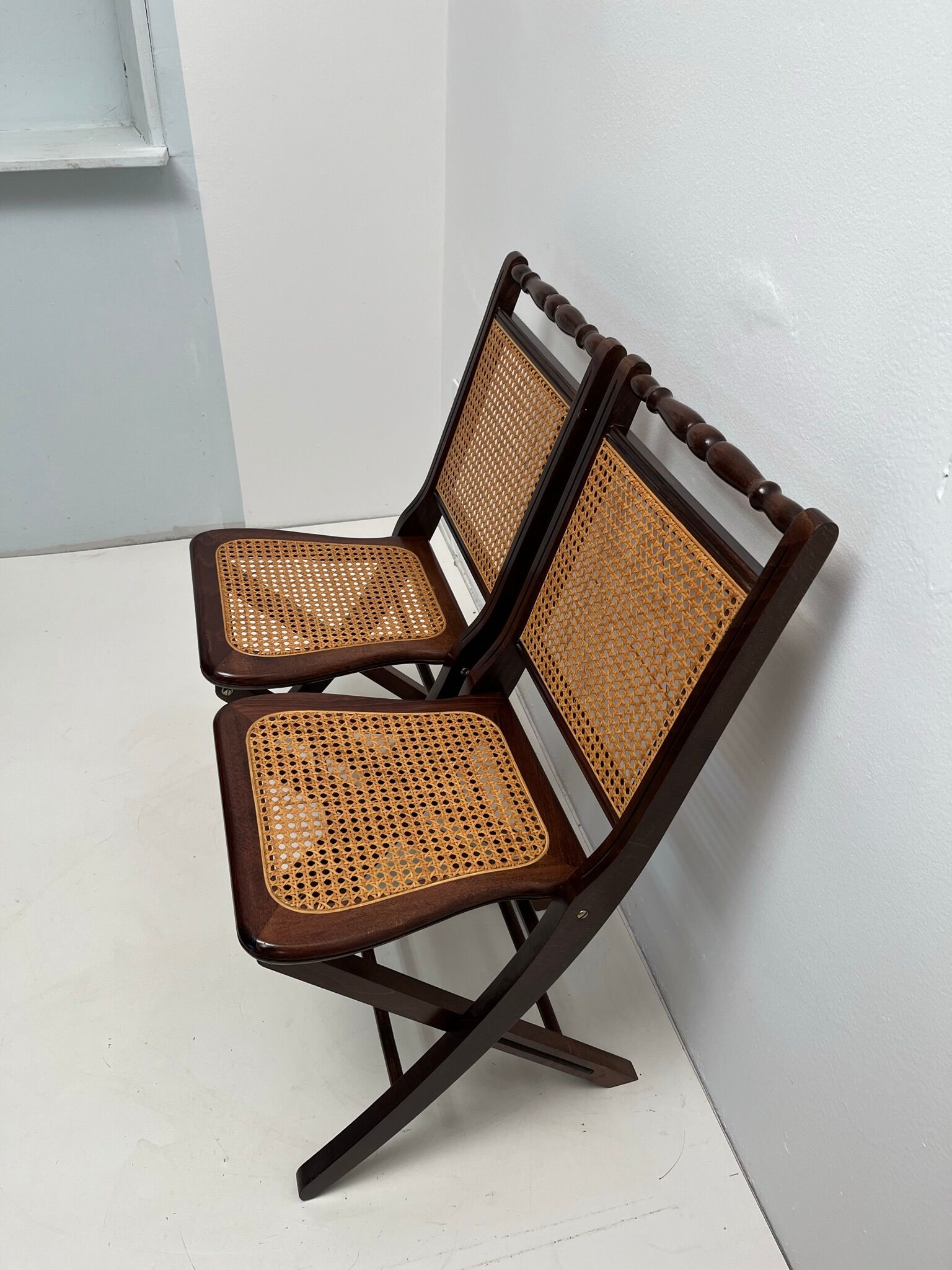 2 vintage folding chairs in wood and canning, 60s