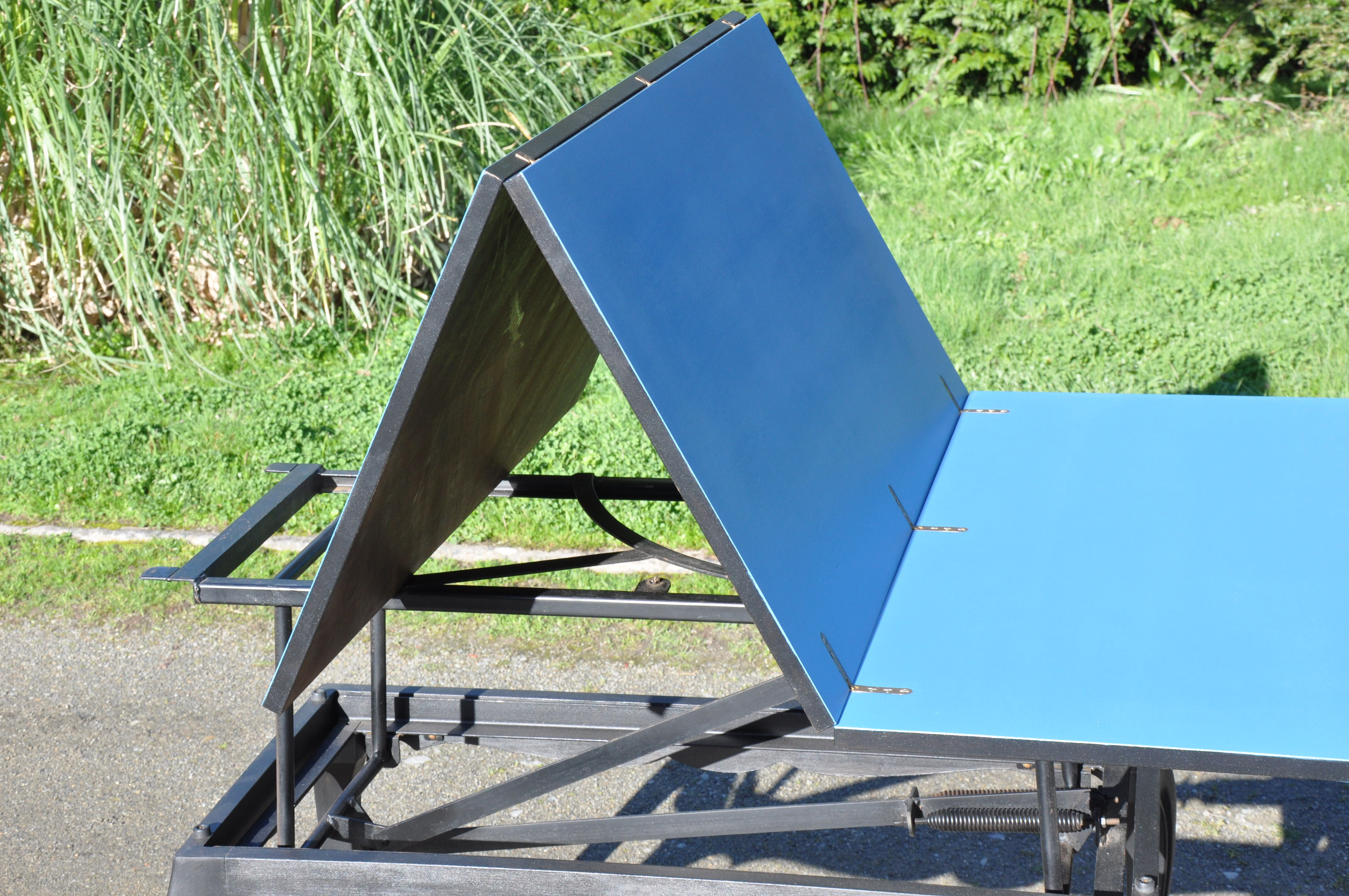 Lift-up coffee table