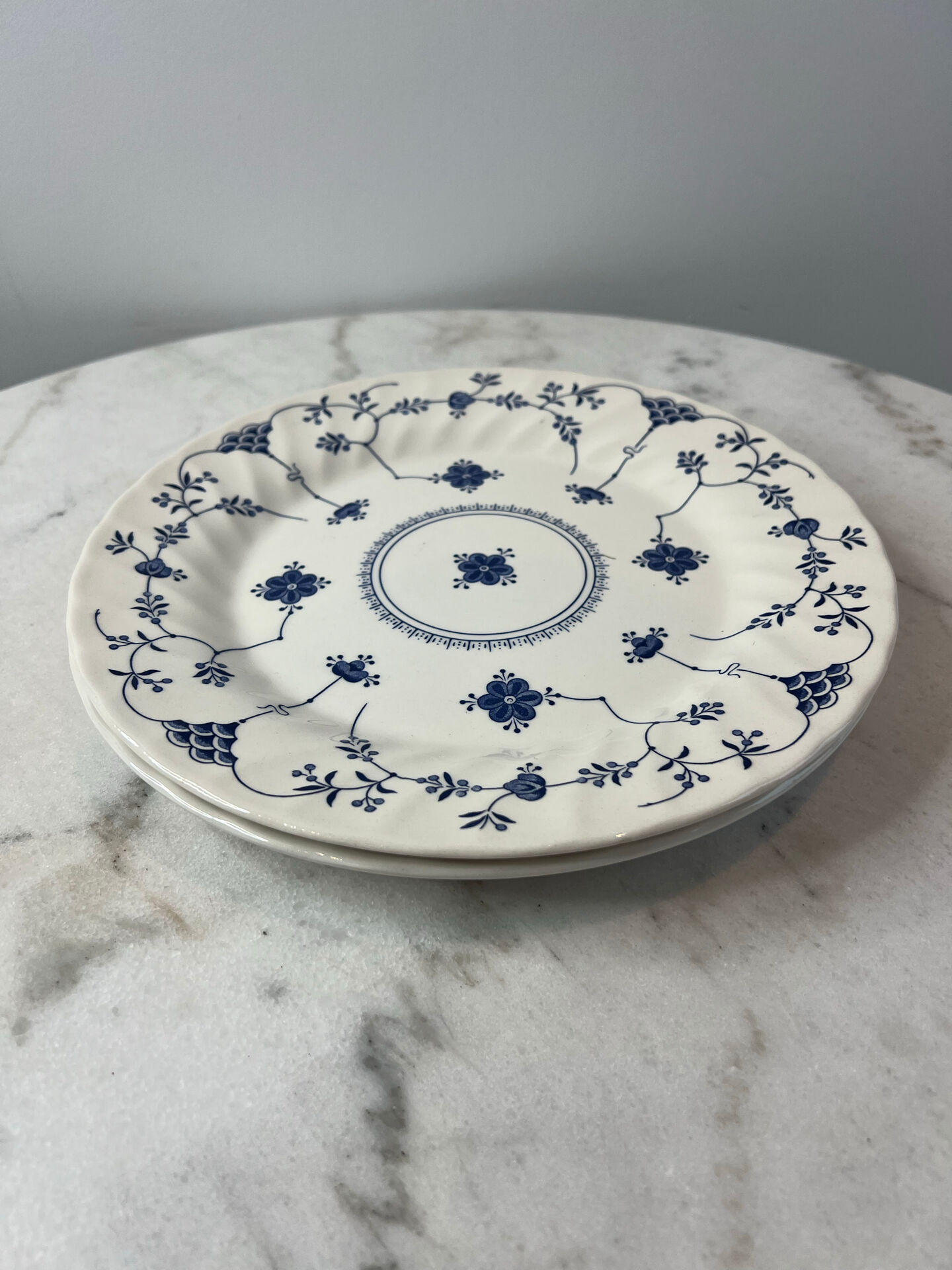 Set of 2 flat plates in English earthenware with blue floral decoration.