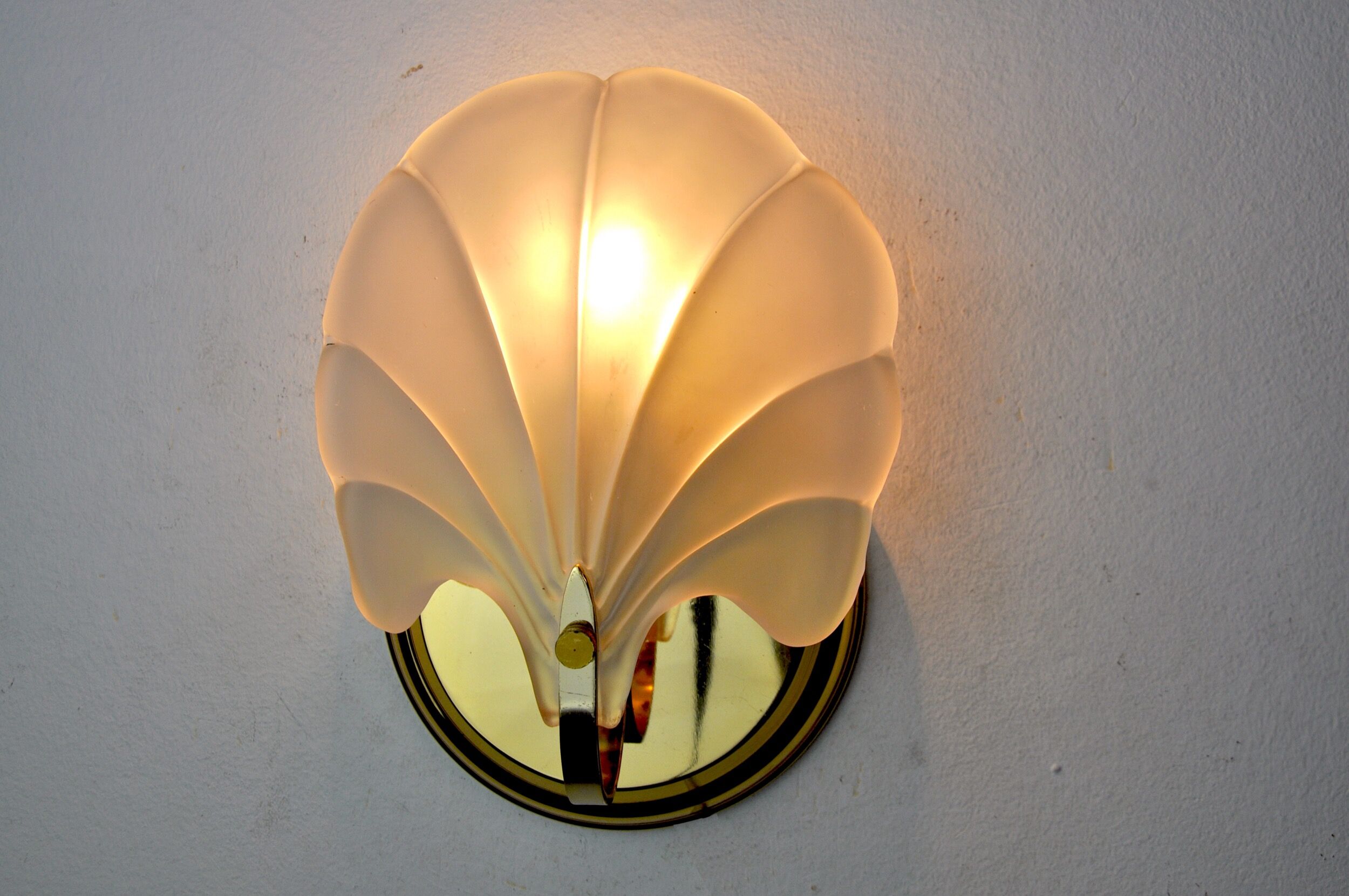 Shell wall lamp, opaque glass, italy, 1980