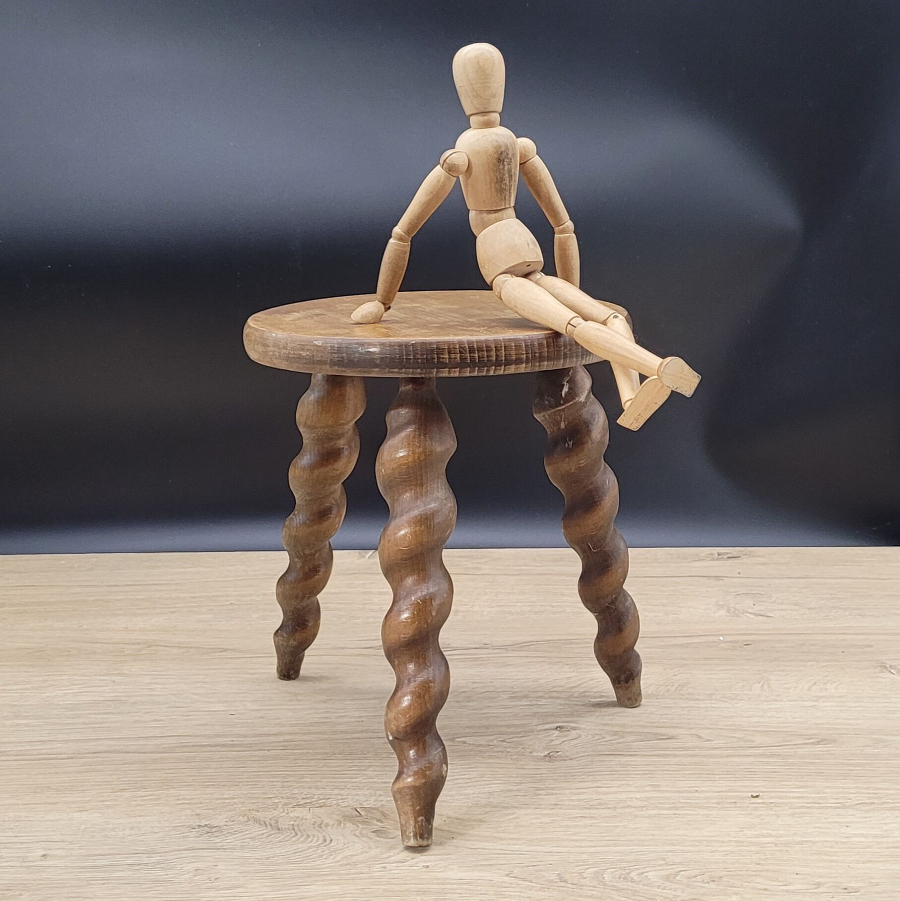 Tripod stool twisted feet