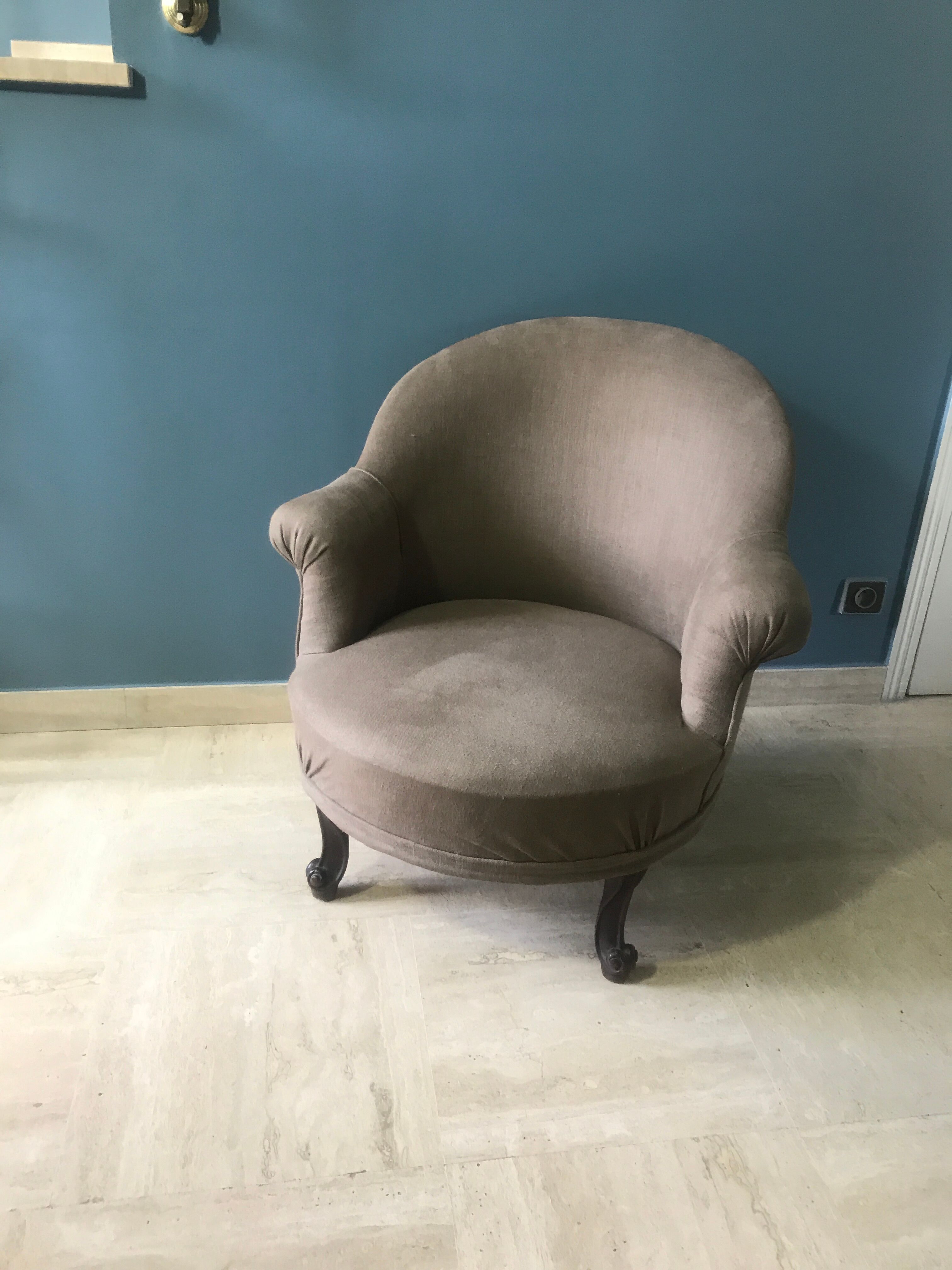 Old toad chair