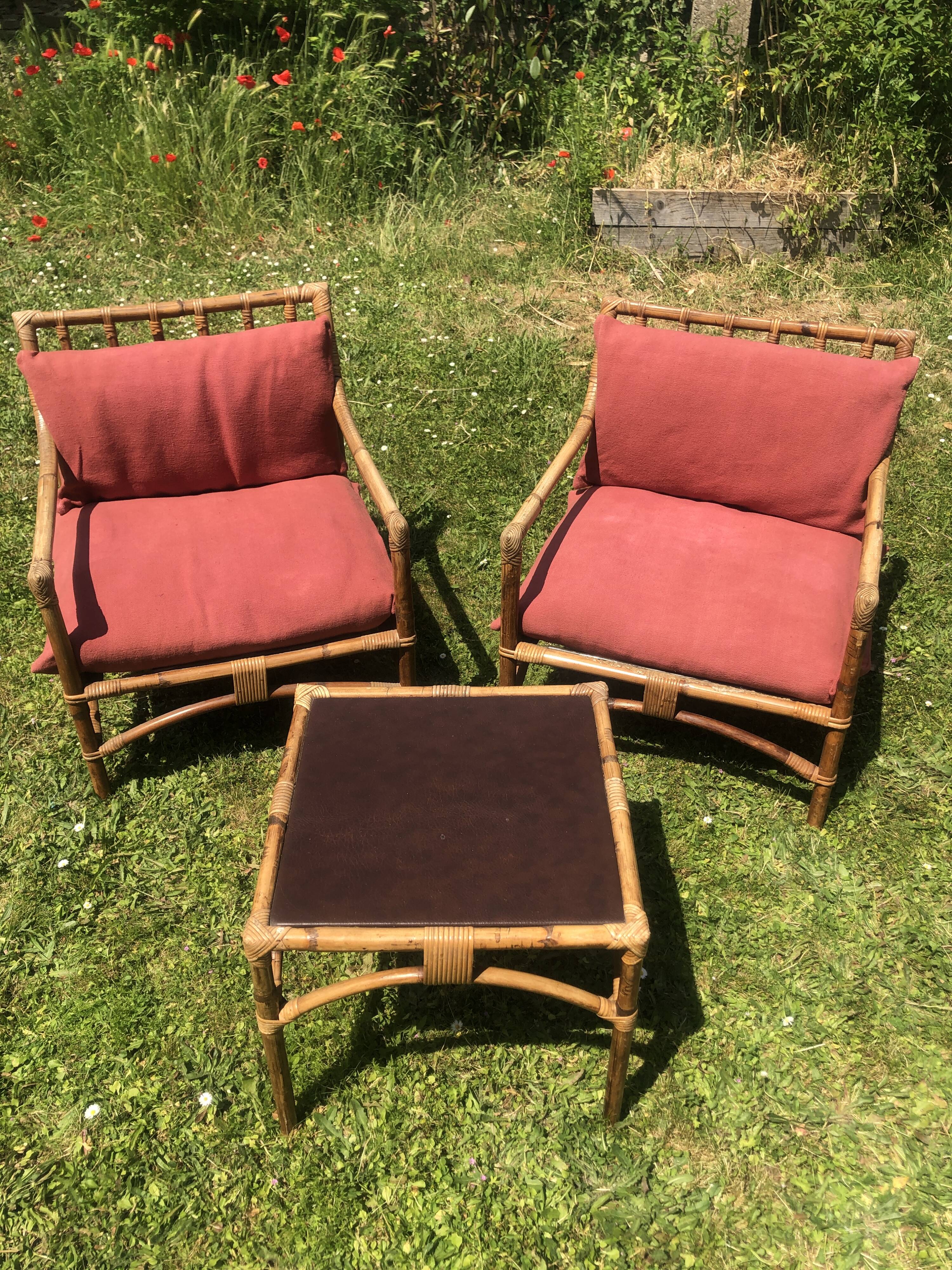 Rattan living room with 2 armchairs, coffee table cushions
