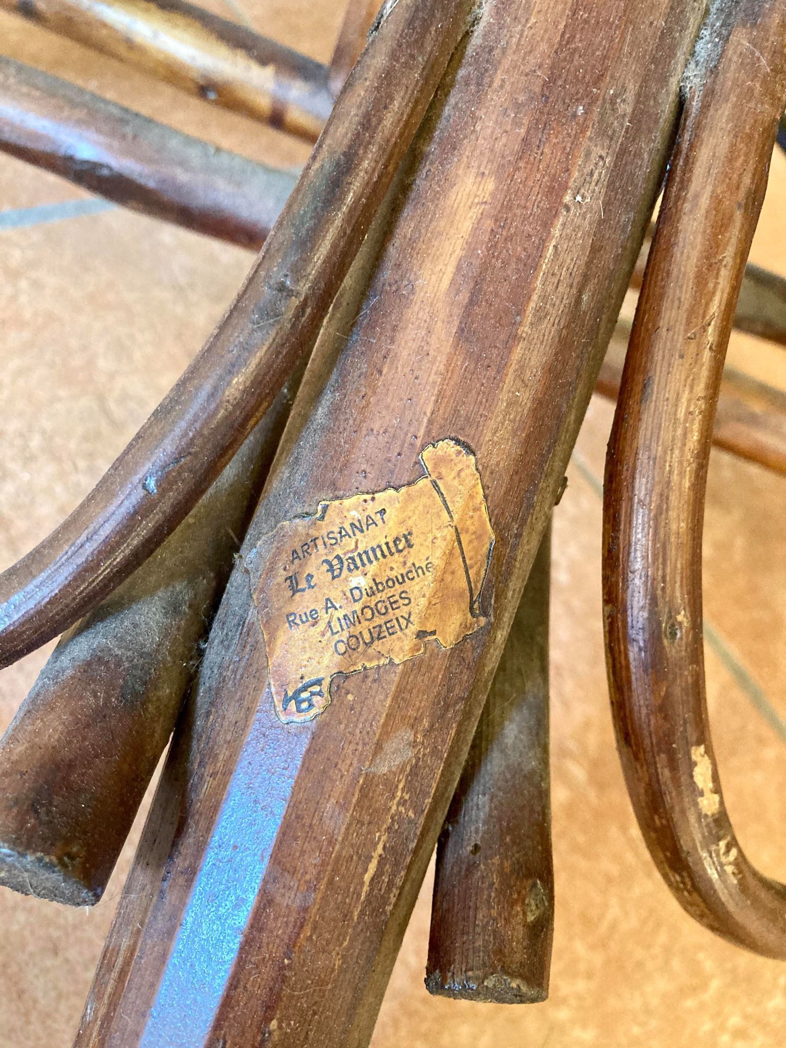 Table in braided chestnut