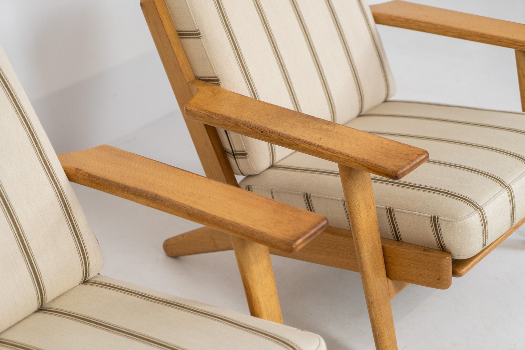 Pair of first-generation GE-290 lounge chairs designed by Hans J. Wegner.