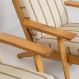 Pair of first-generation GE-290 lounge chairs designed by Hans J. Wegner.