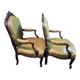 Paire de larges fauteuils XIXe en cuir vert de style Louis XV