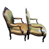 Paire de larges fauteuils XIXe en cuir vert de style Louis XV