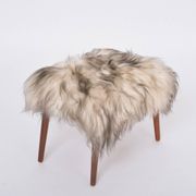 Tabouret danois de style mid-century modern réupholsté en peau de mouton blanche et noire.