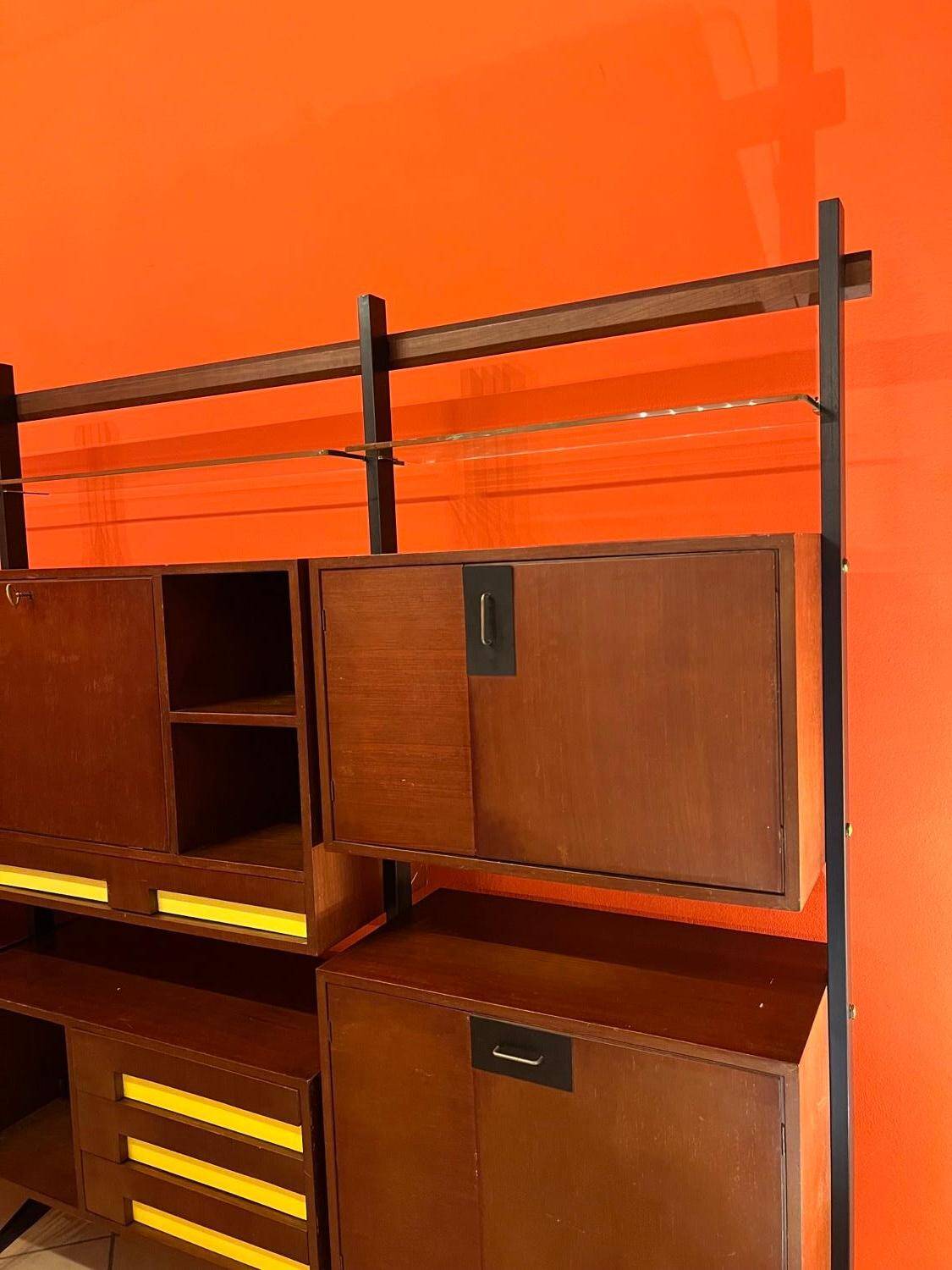 Bibliothèque modulaire moderne du milieu du siècle, bois et métal, Italie, années 1960