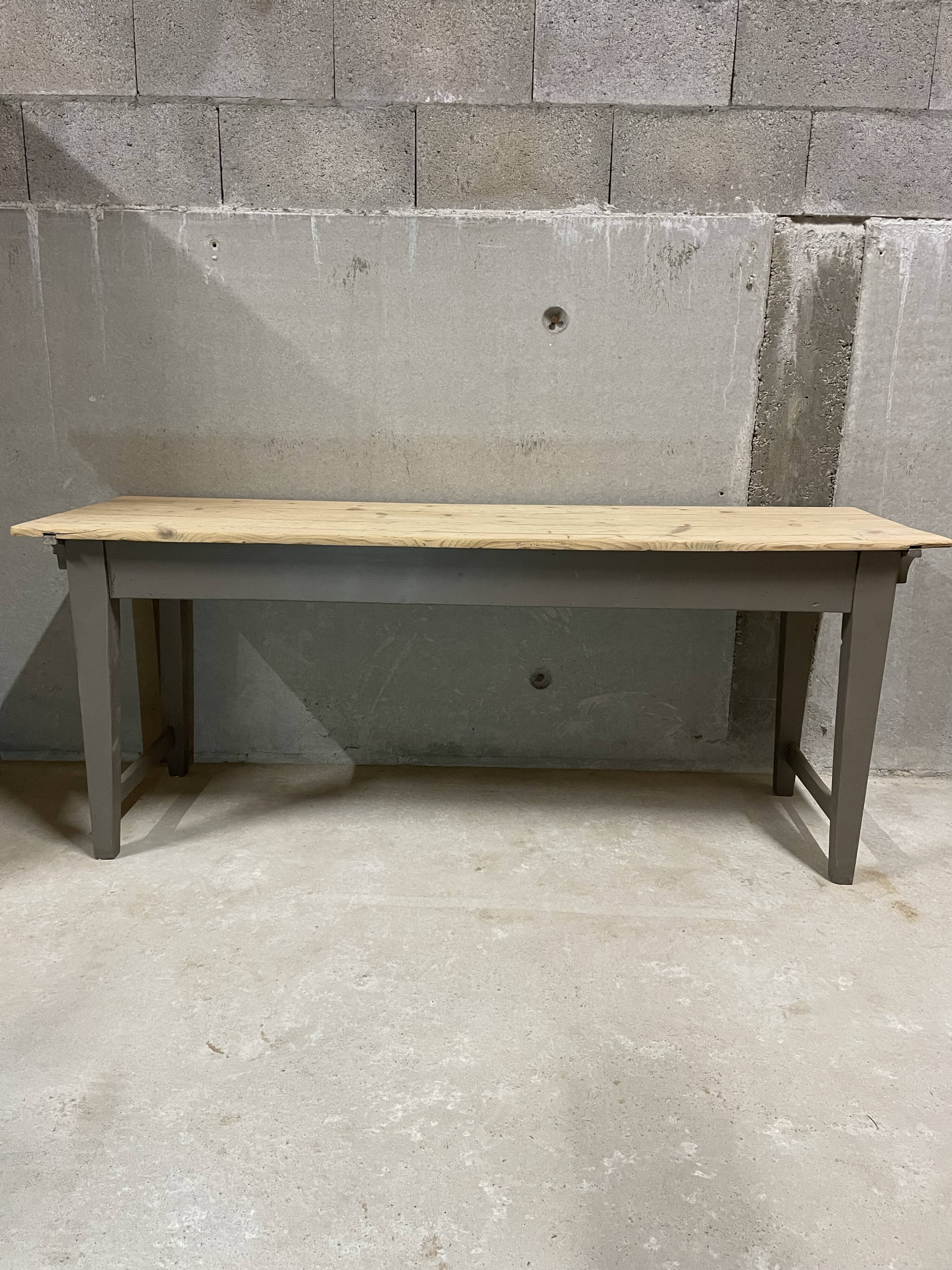 Farm table revamped in wood and grey – chic country charm