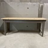 Farm table revamped in wood and grey – chic country charm