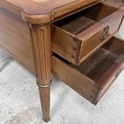 Bureau de style Louis XVI en bois de noyer Fin du XIX siècle