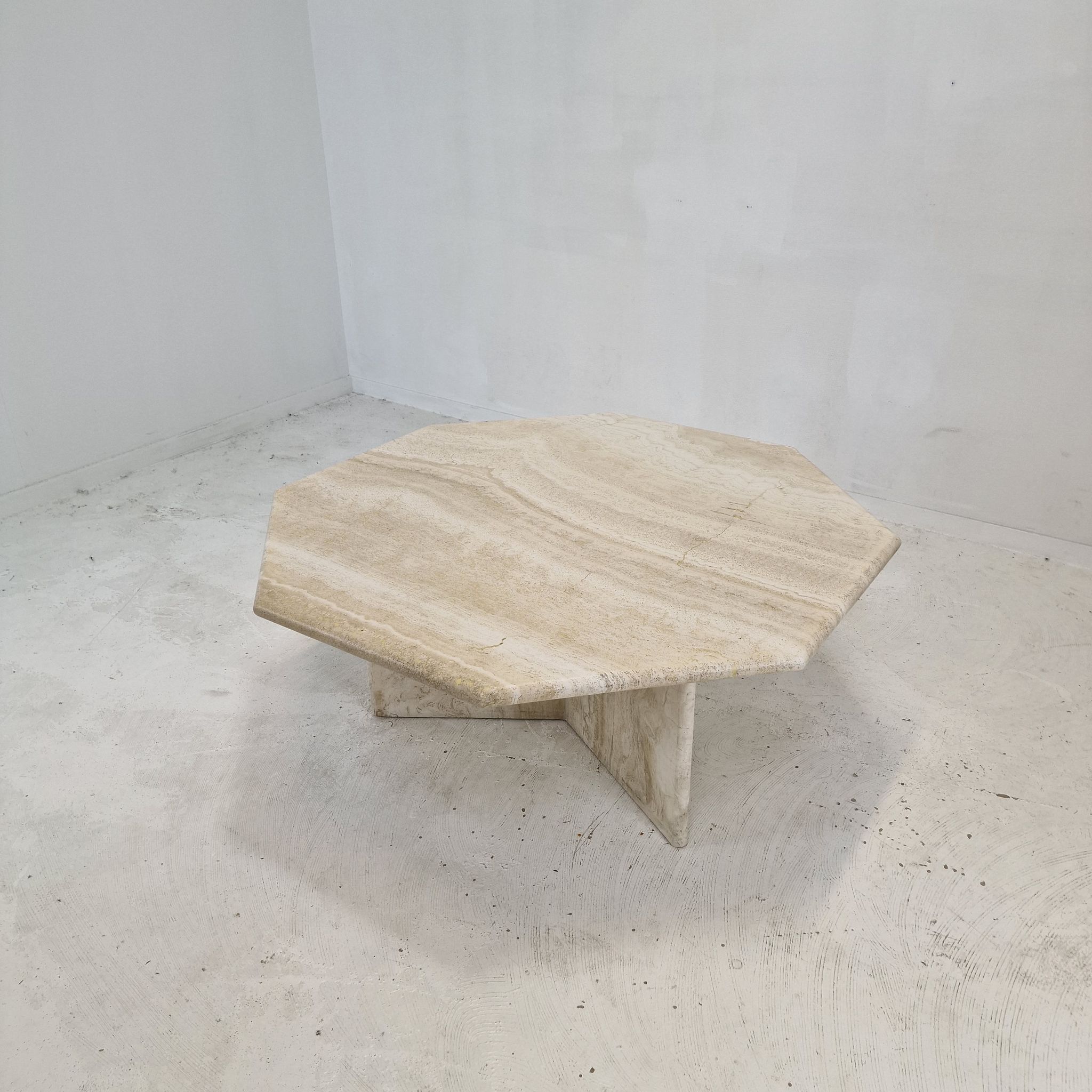 Table basse octogonale italienne en travertin, années 1980.