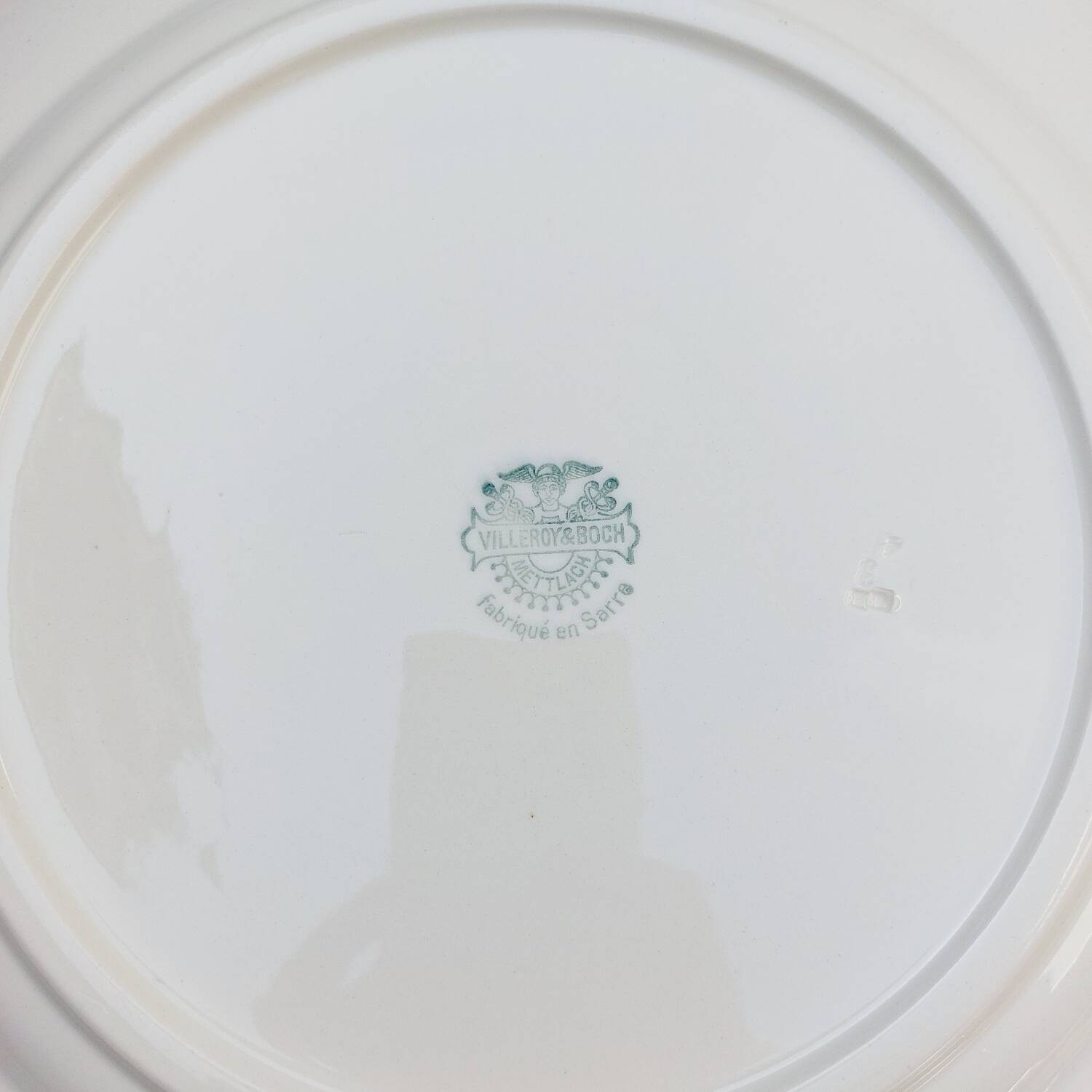 Villeroy & Boch brown scalloped round serving dish