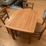 Table et chaises en bois et osier