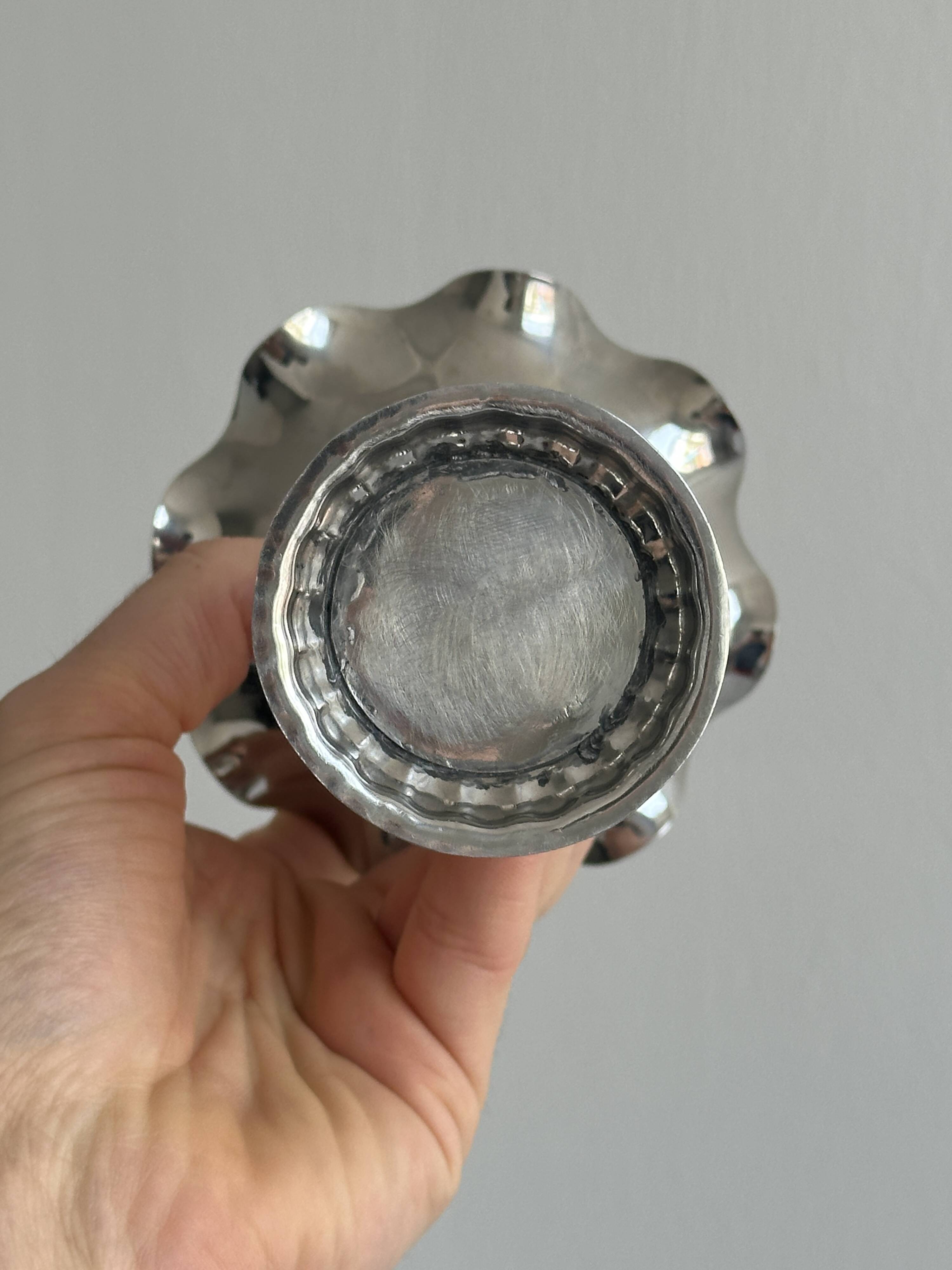 Petit vase vintage en aluminium léger