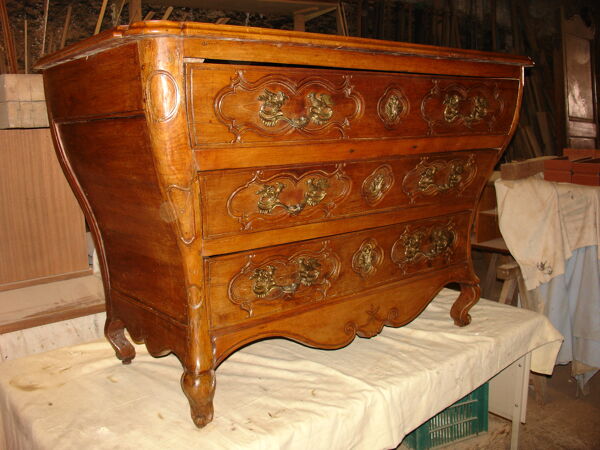 Commode dite ''Tombeau'' époque Régence de la fin du XVII siècle en merisier massif