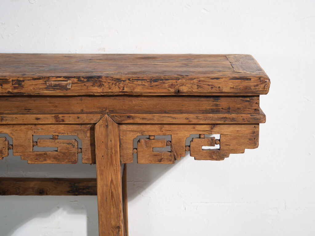 Console d’autel de grand format en pin à frise ajourée – Chine, vers 1930