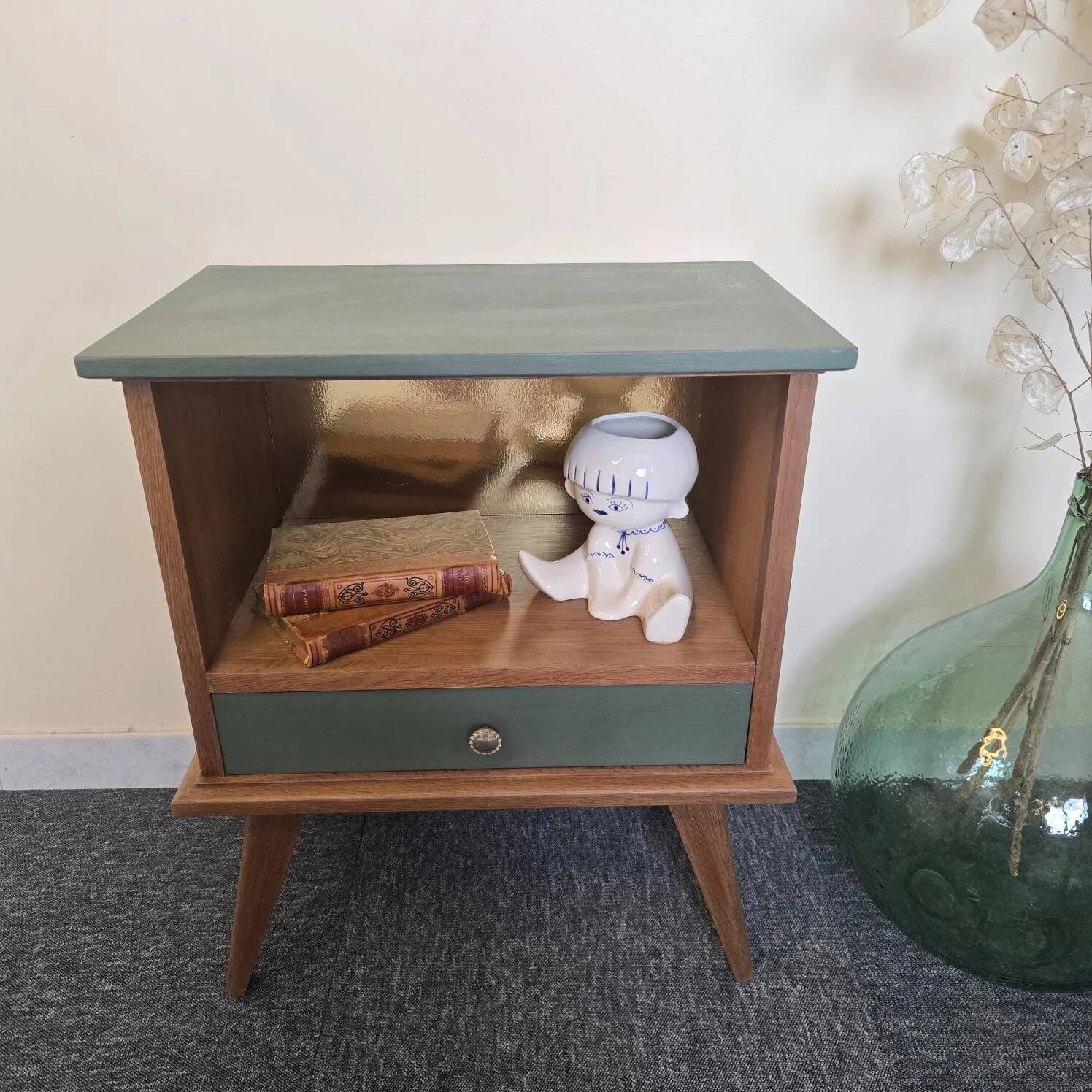 Renovated vintage bedside table in wood, with tapered legs – Matt green & gold background