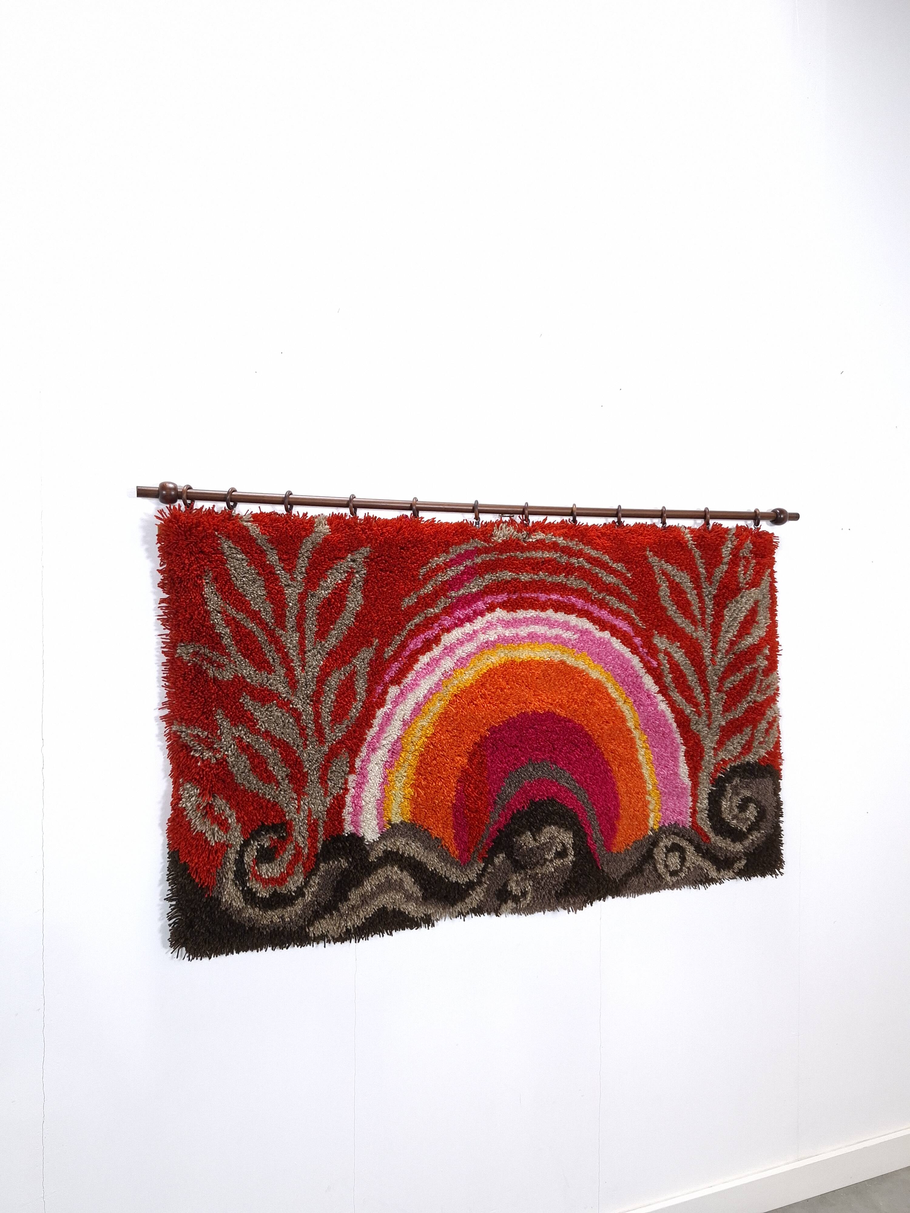 Tapis mural à poils longs des années 70, coucher de soleil rouge rose.