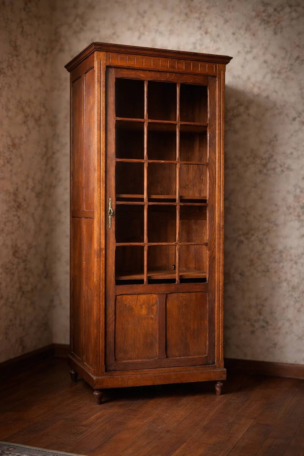 Small Parisian glass-fronted cabinet in fine oak from the late 19th century – a timeless ally for small spaces.