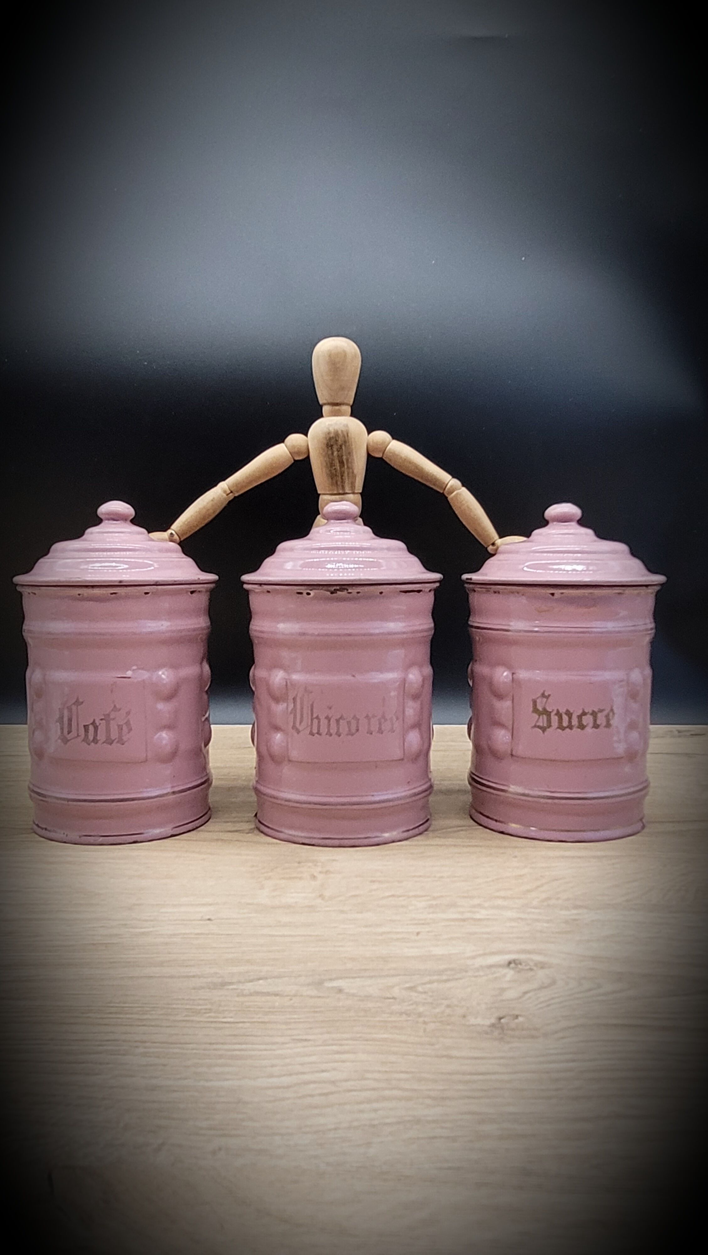 Trio pink enamelled pots