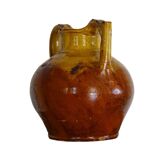 Pichet ou orjol ancien en faïence française à glaçure jaune