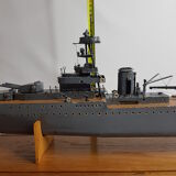 Maquette de navire de guerre croiseur "Emile Bertin" en métal peint 90 cm avec socle