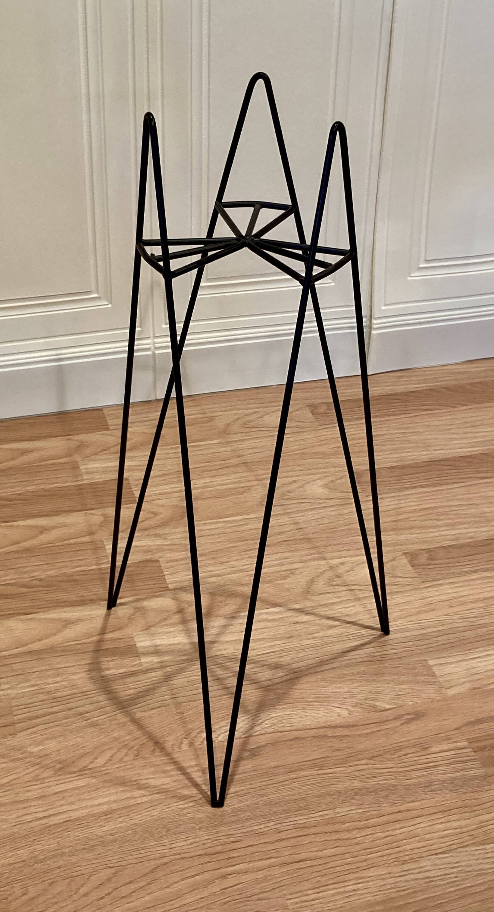 Pair of 1950s design side tables or nesting tables.