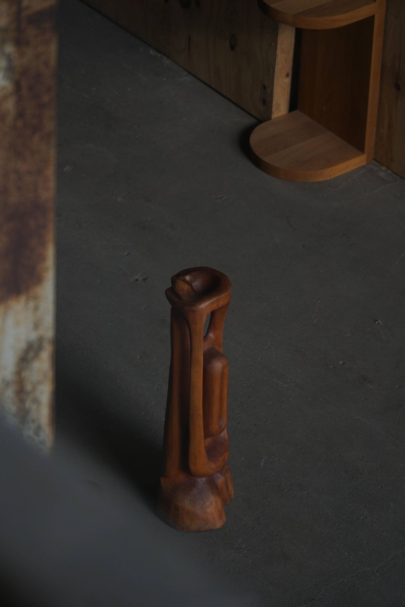 Large wooden sculpture "Woman" by Ole Wettergren, Danish modern, 1970s.