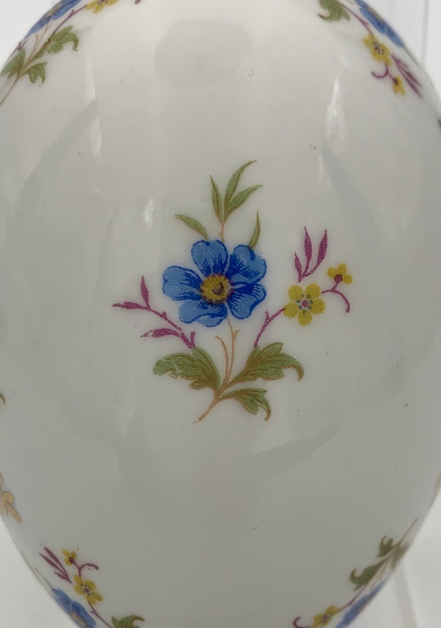 Vintage box in Limoges porcelain, egg shape, floral decoration - twentieth century
