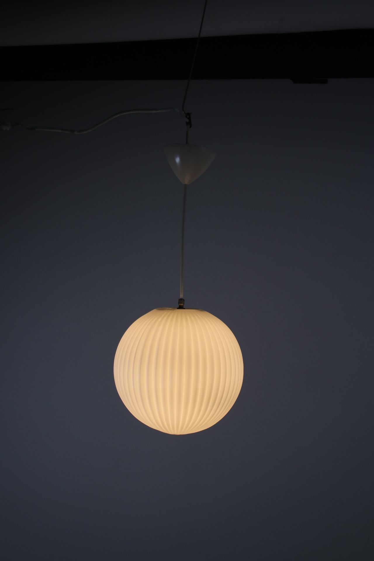 Scandinavian hanging lamp with white ribbed round ball lampshade