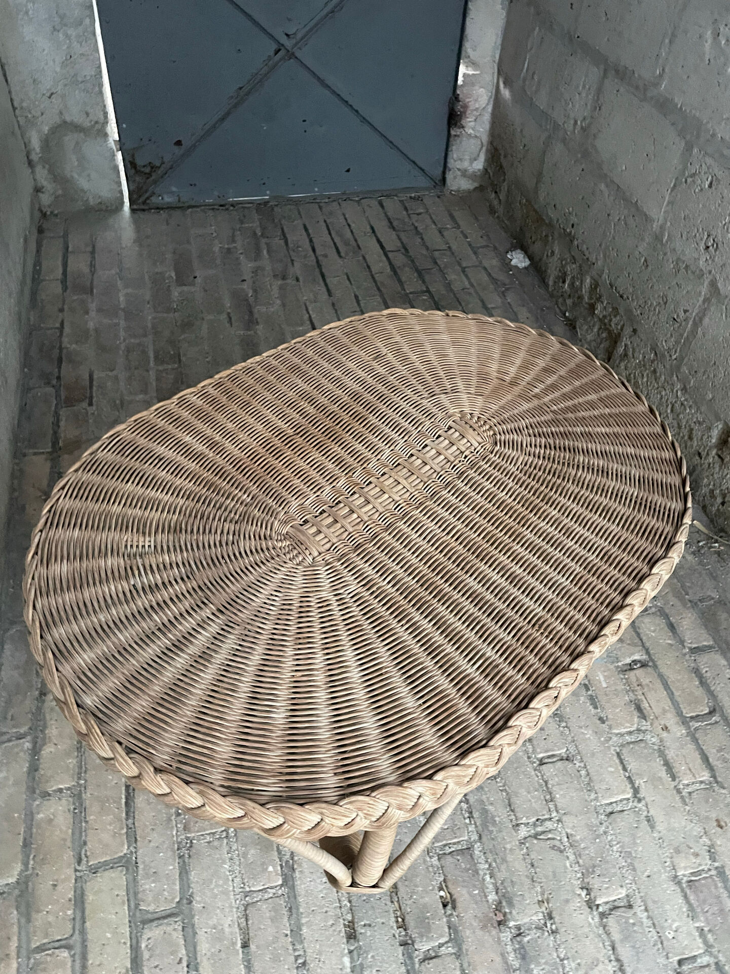 Table d'appoint vintage en rotin et osier tressé