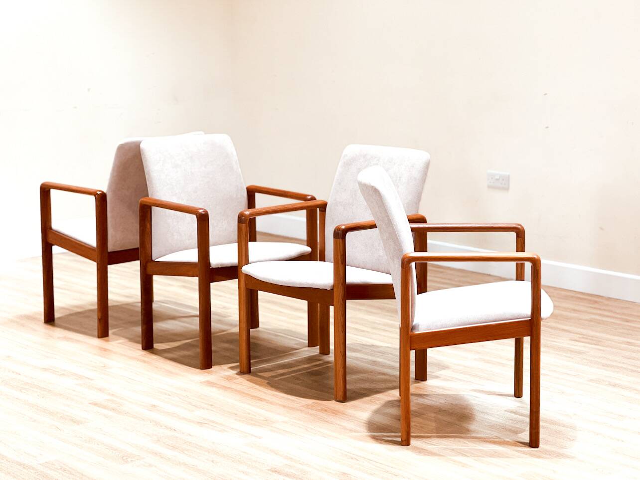Suite de quatre fauteuils de Dyrlund en teck