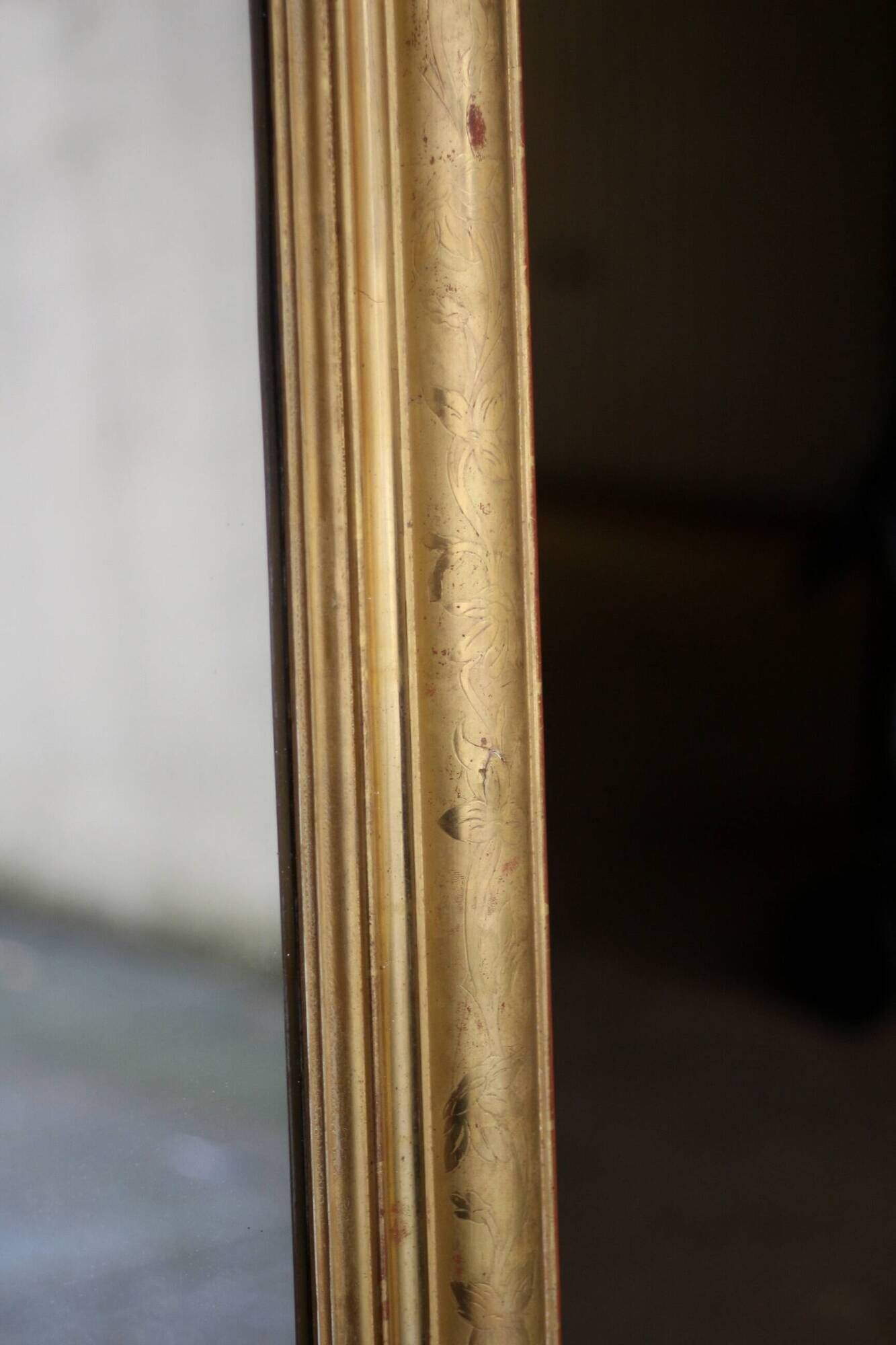 Beau miroir ancien de chéminée. Dorure à la feuille d'or. 107 x 82 cm.