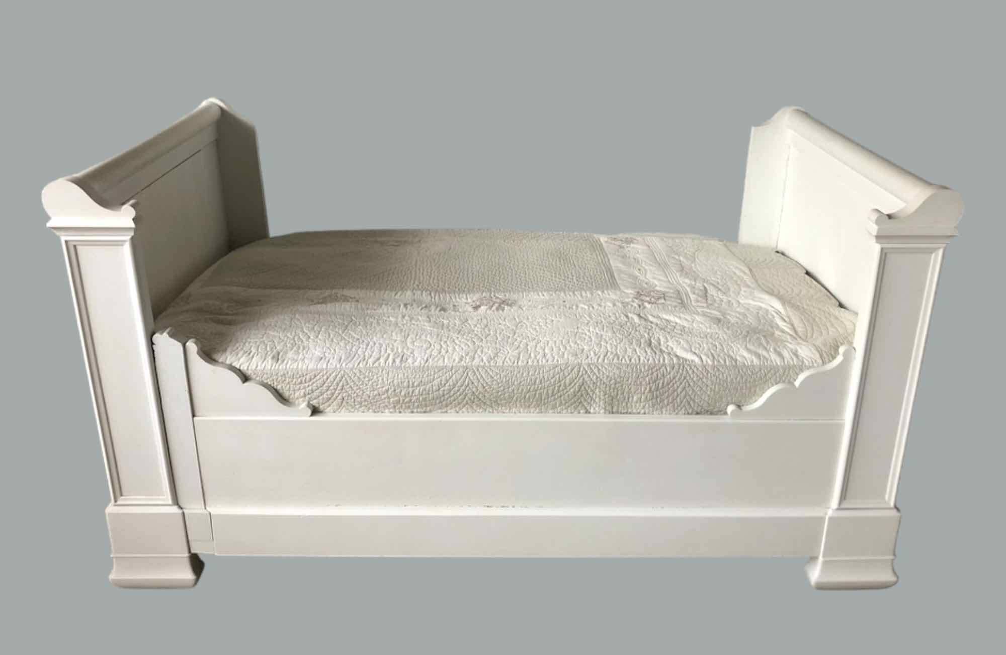 White lacquered solid wood sleigh bed