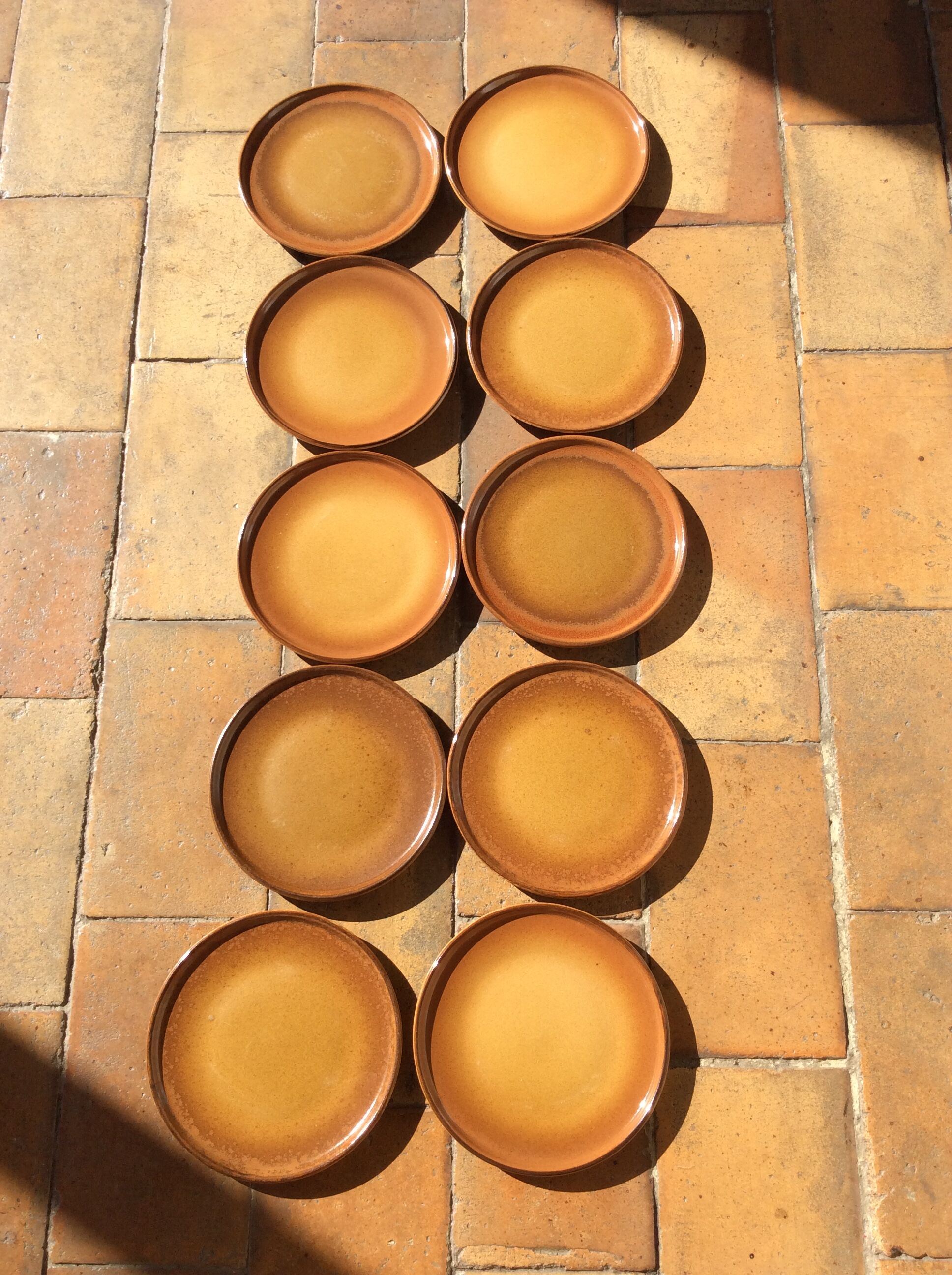 Assiettes en grès vintage