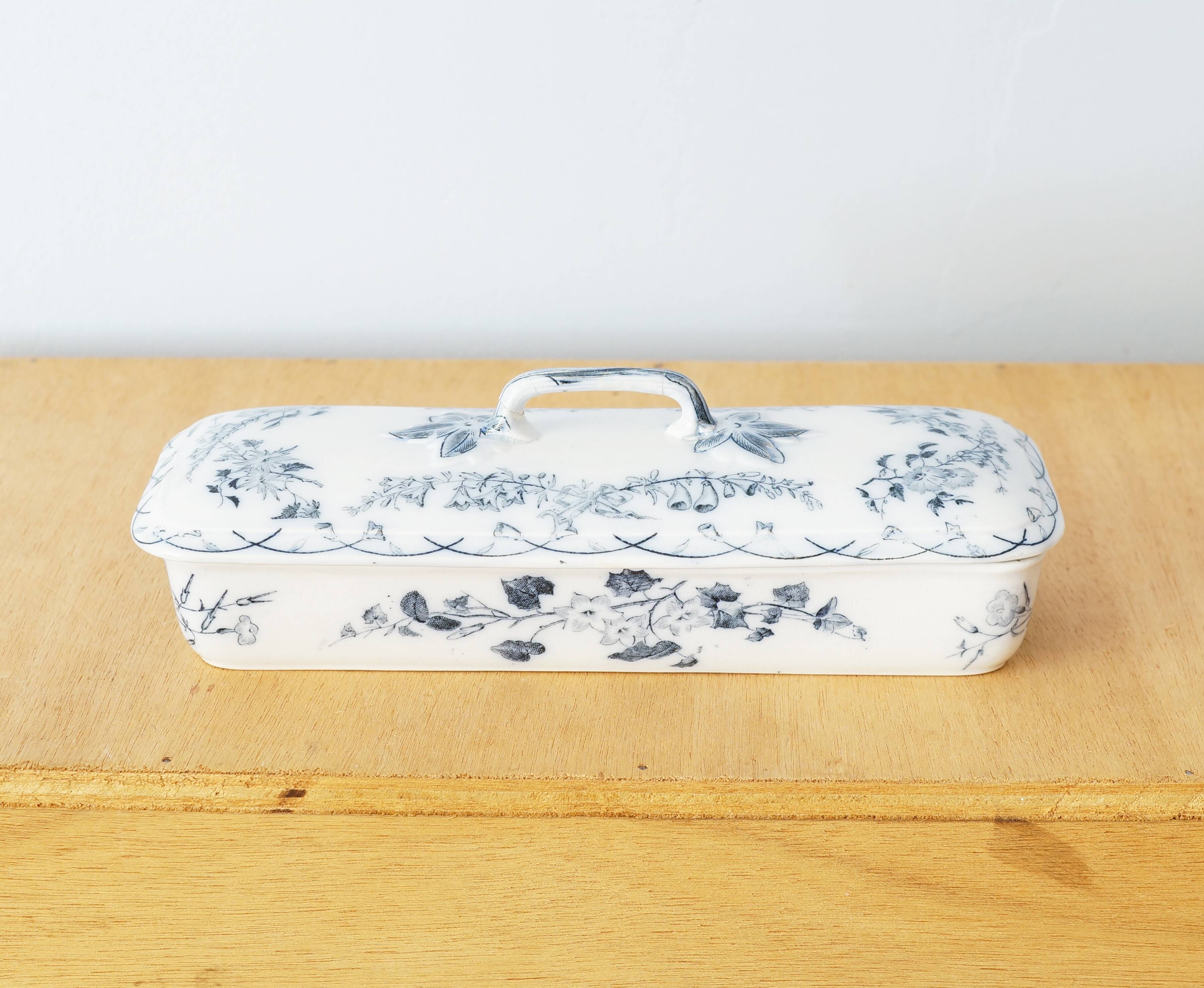 Comb holder or old Sarreguemines pen holder in earthenware, Bertha model