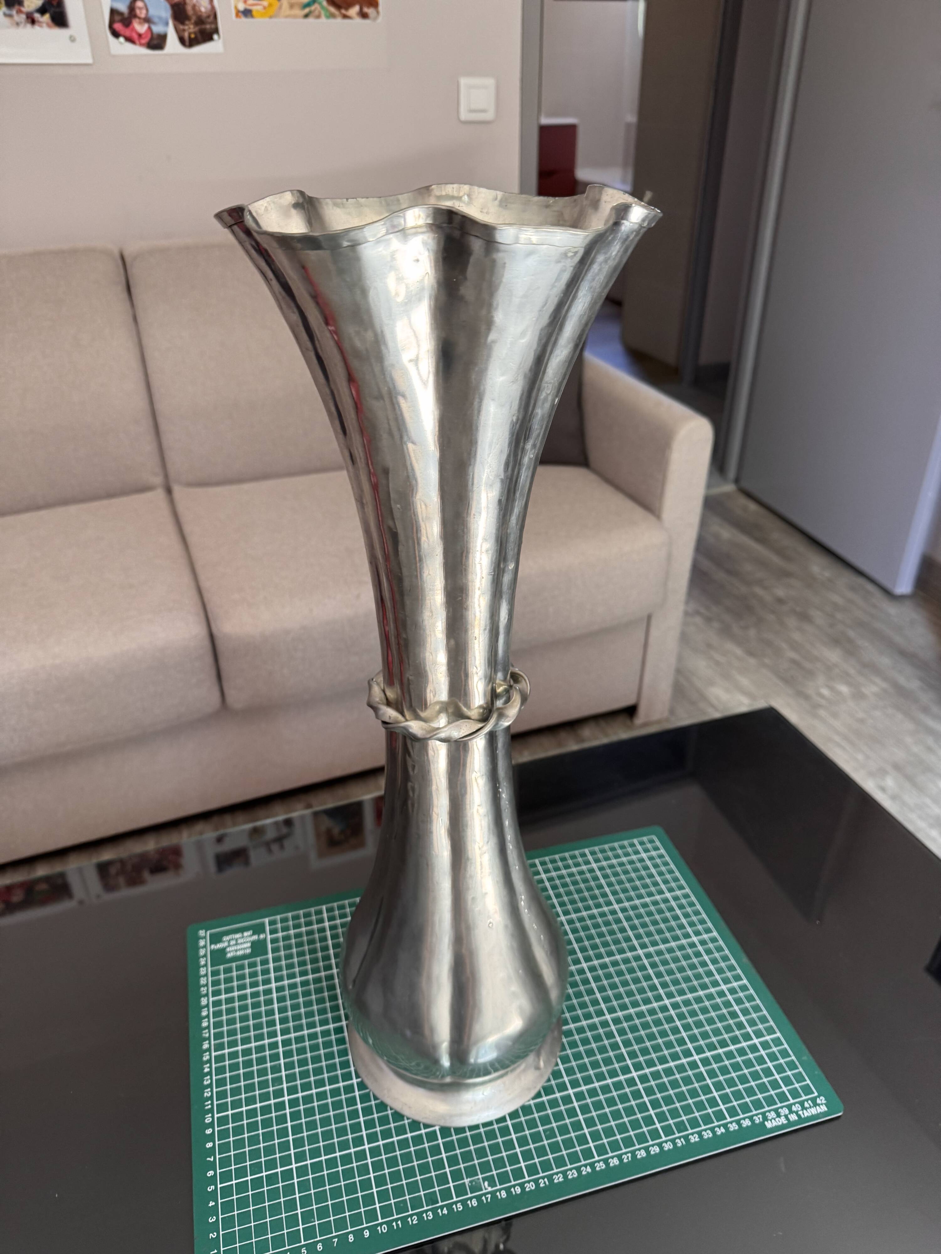 Pure tin sun vase at 95%, signed Jean Goardère.