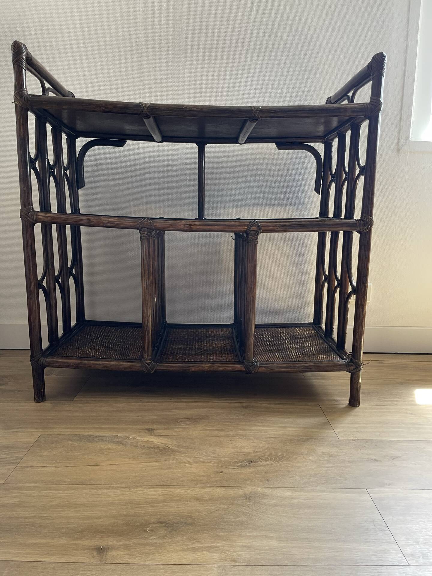 Étagère, console en rotin teinté