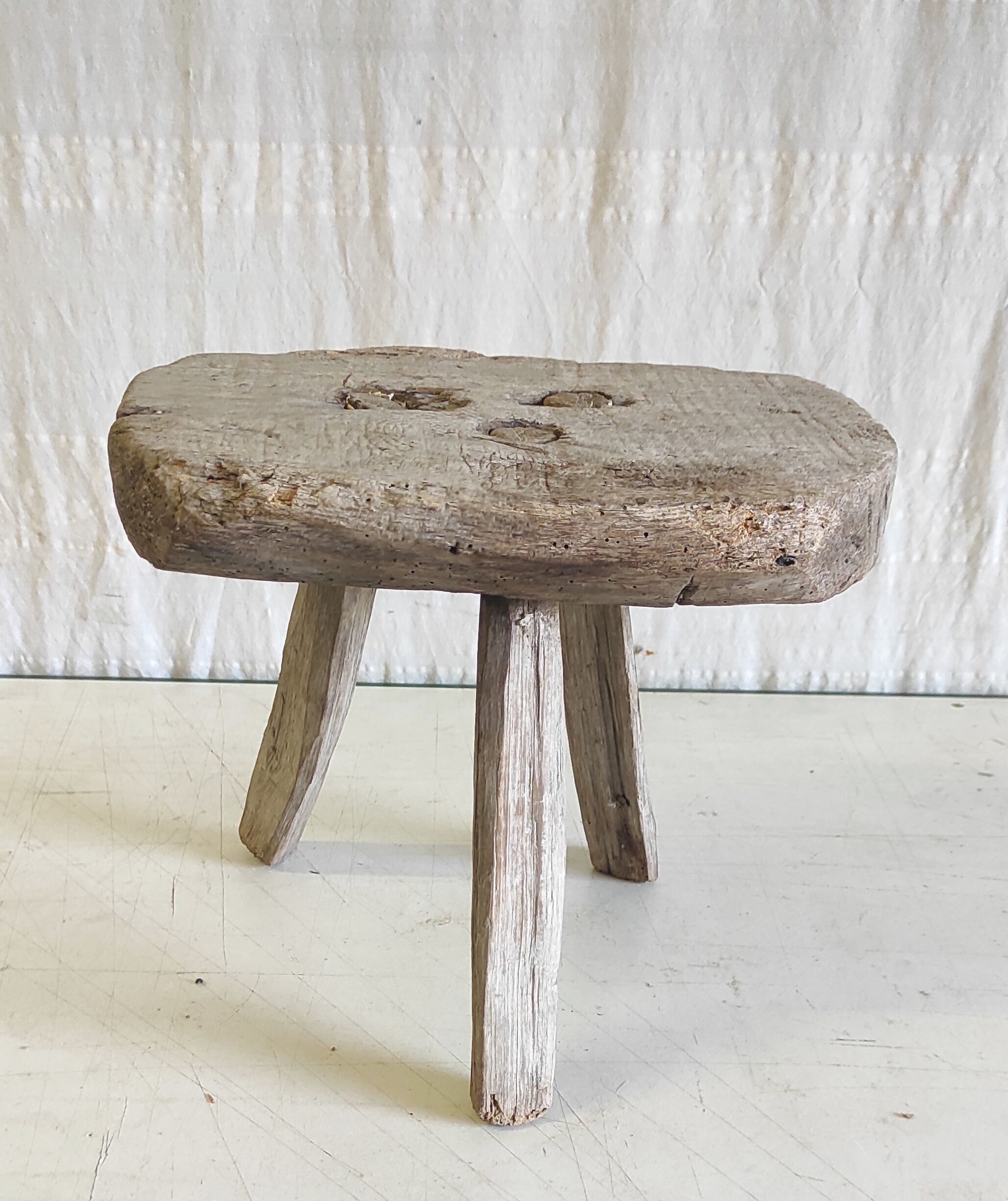 Tabouret tripode brutaliste en bois massif - mid. XXeme