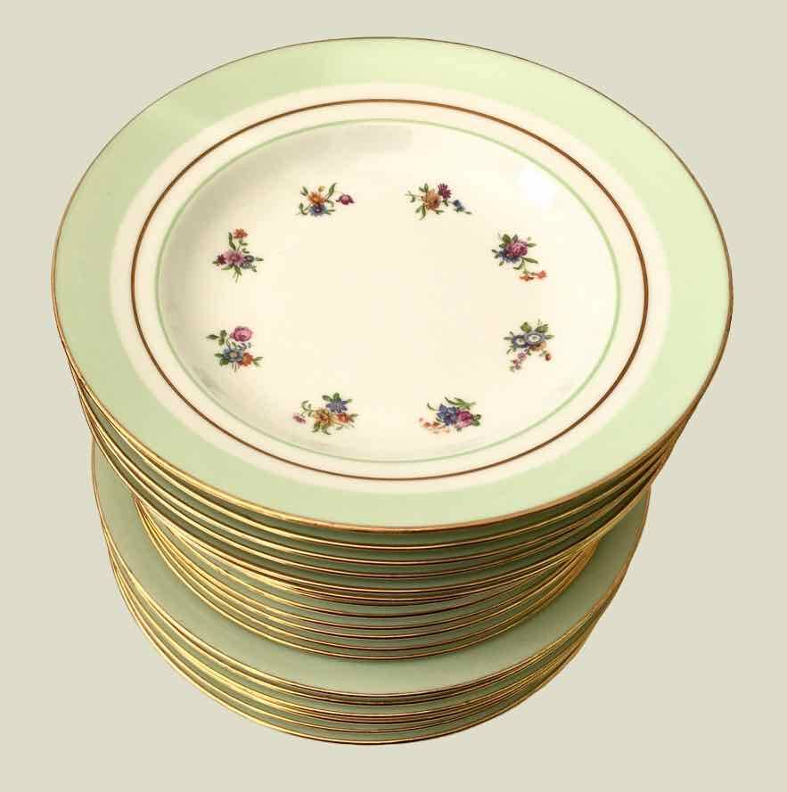 Service of 18 porcelain plates for 6 people