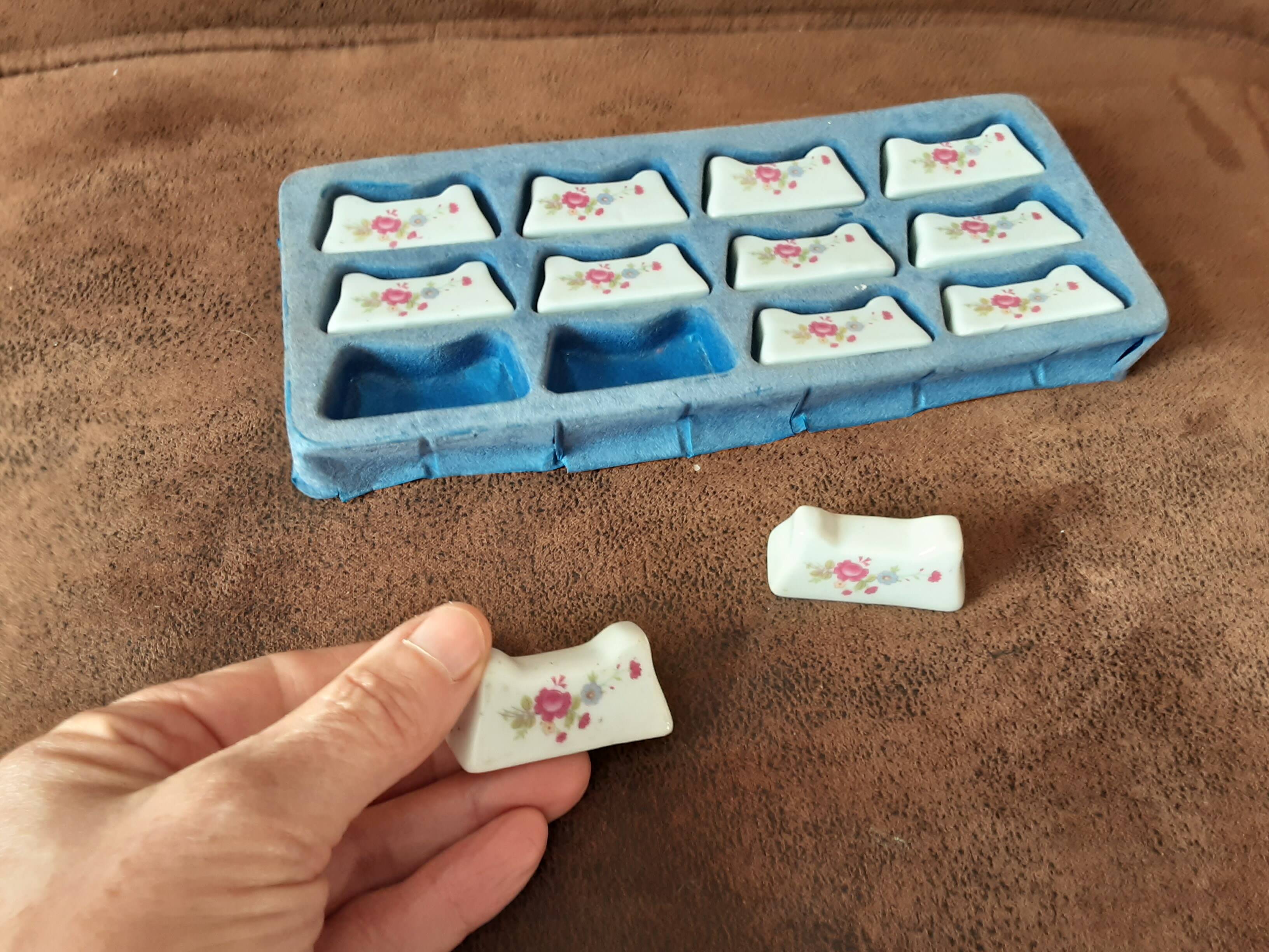 Set of 12 porcelain knife rests