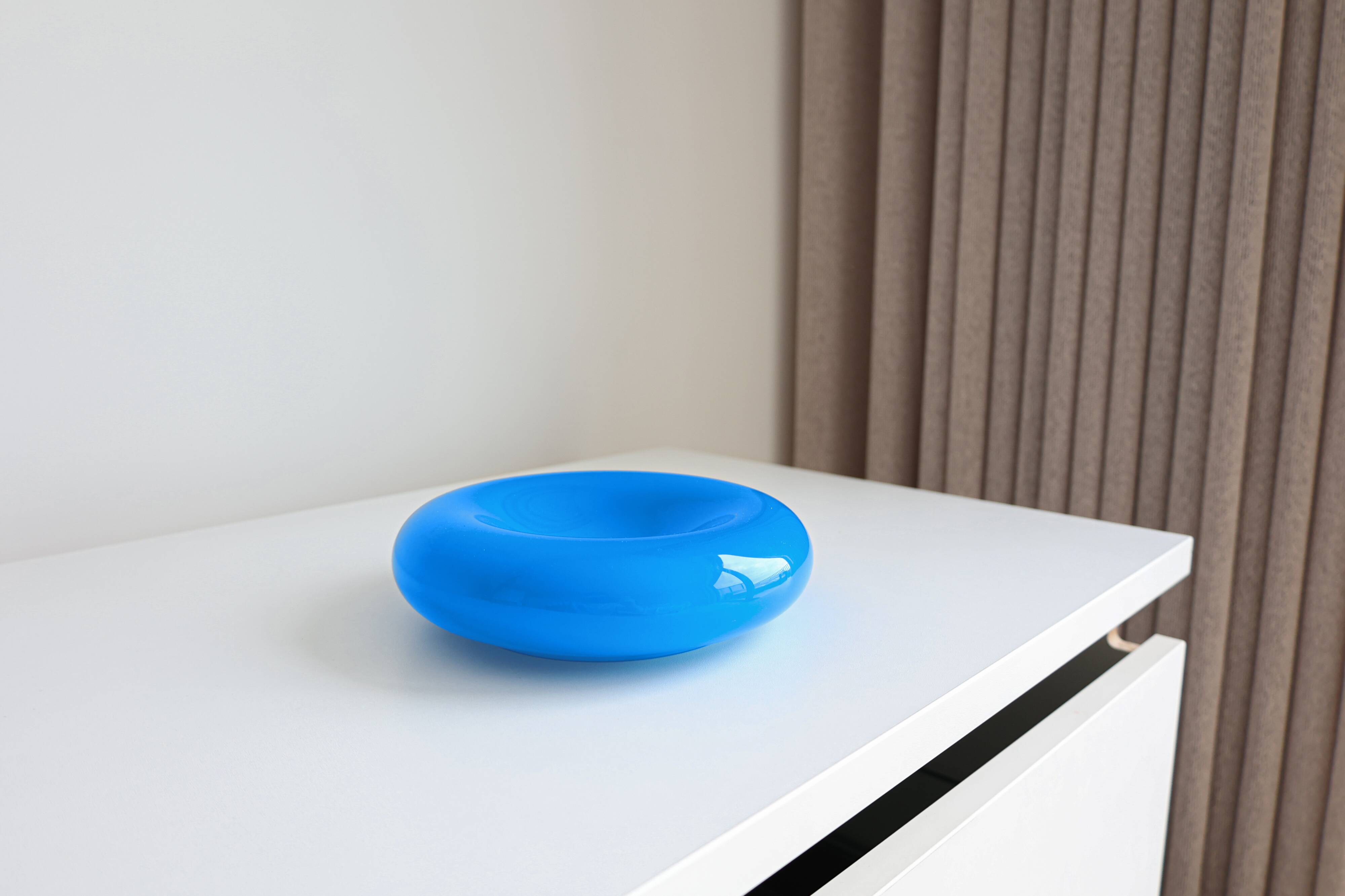 Bol en porcelaine bleue de Murano, par Vincenzo Nason, années 1980, Italie.