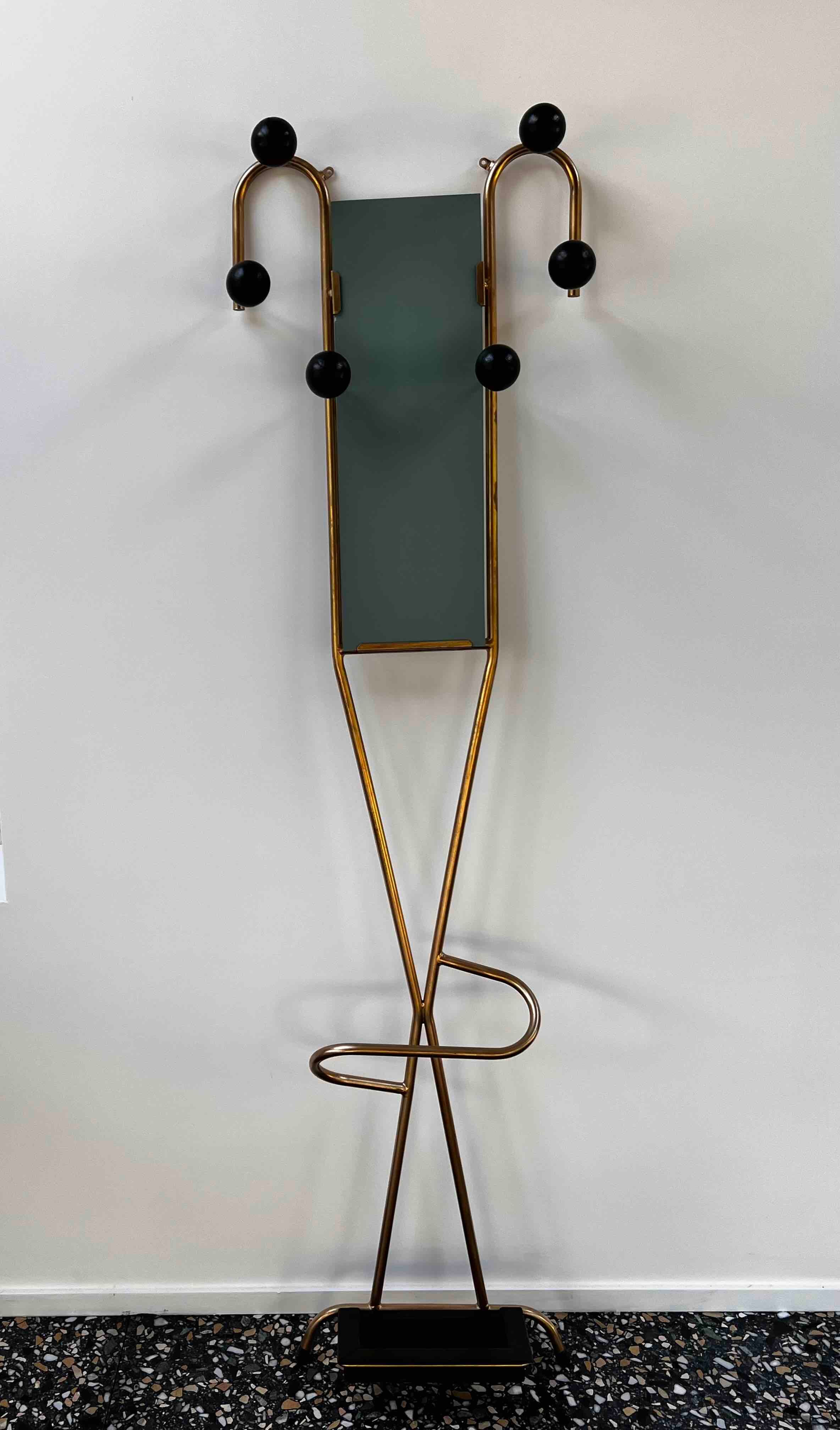 Porte manteau sur pied doré