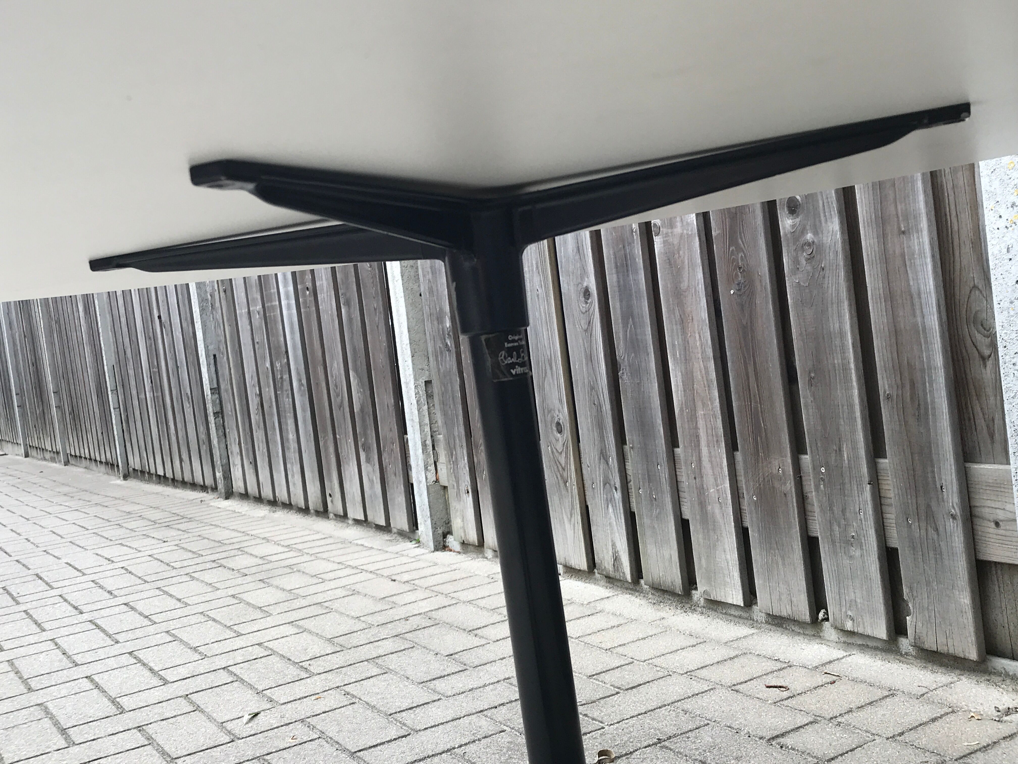 Round dining table by Charles & Ray Eames for Vitra 1980