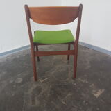 A set of 6 dining room chairs