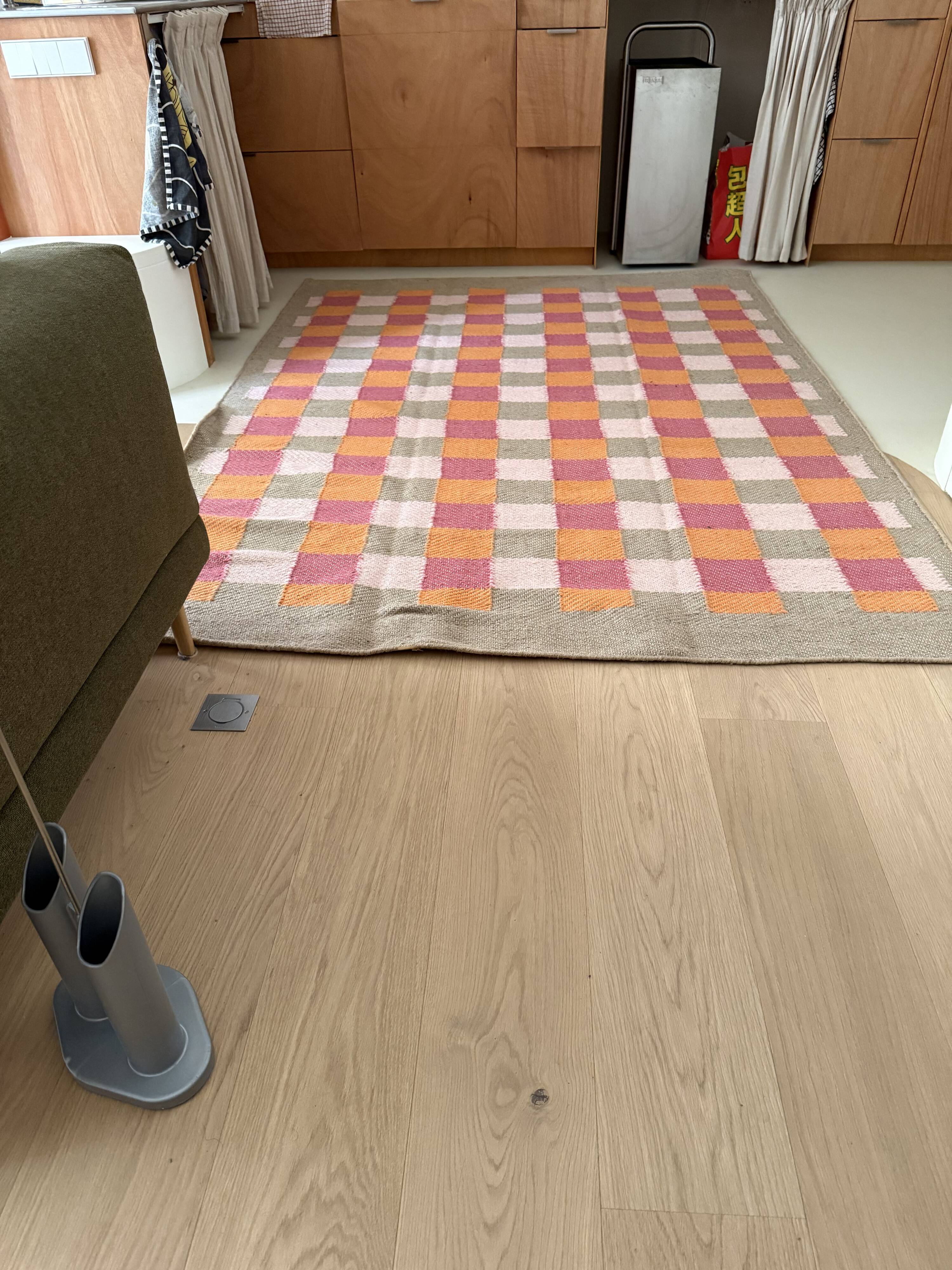 Jute rug with pink and orange patterns Matias Moellenbach